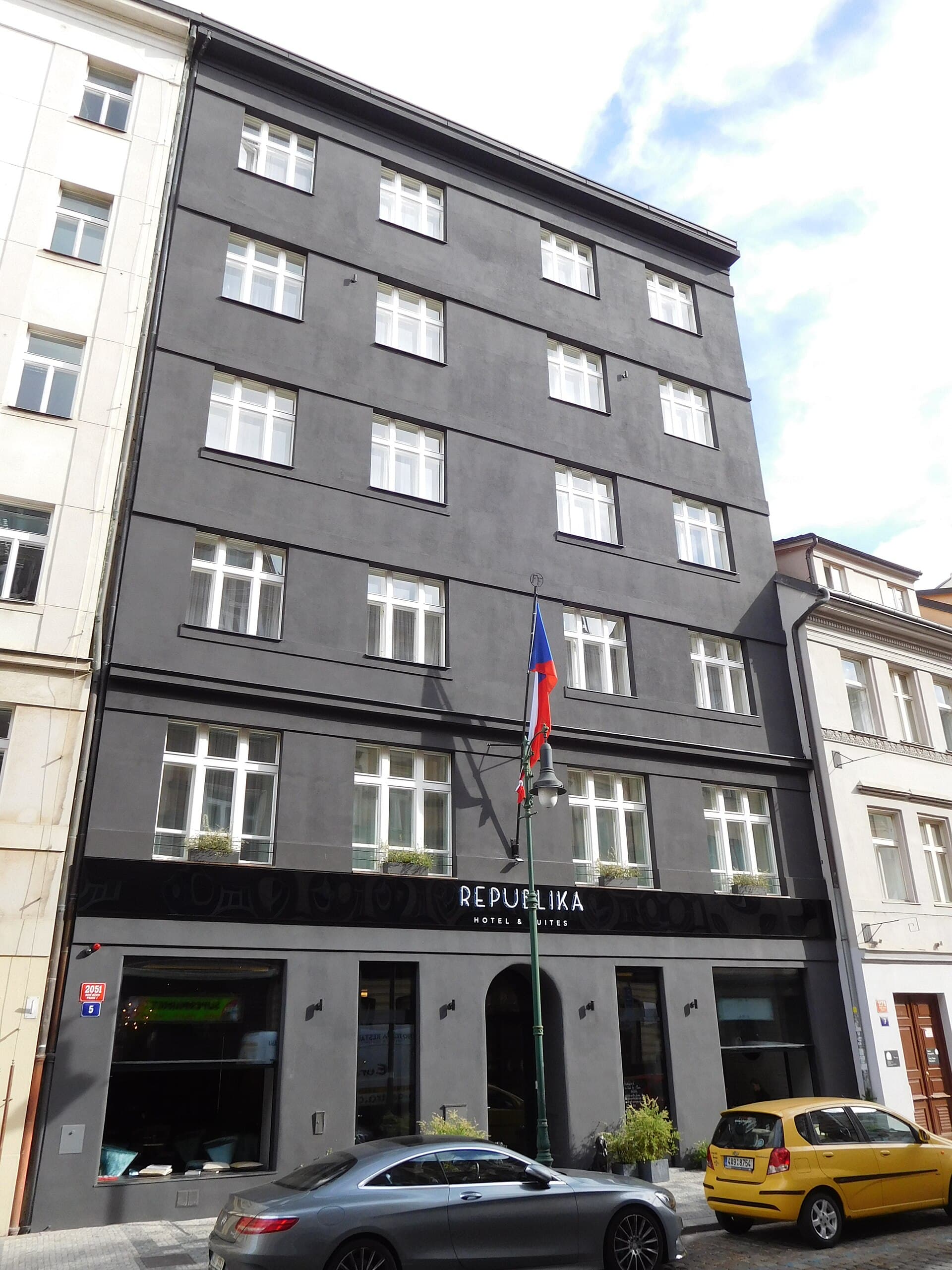 Hotel Republika & Suites (via Wikimedia Commons, CC BY-SA 3.0)
