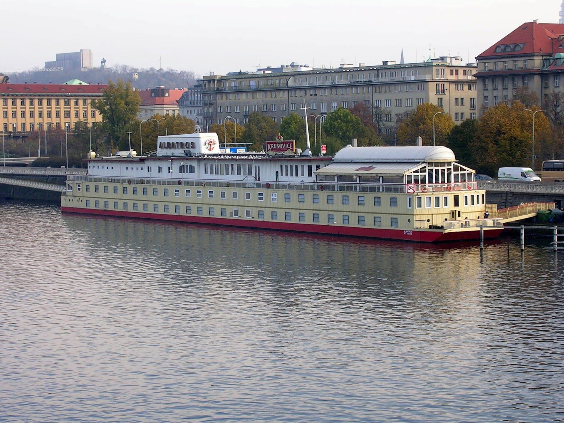 Albatros Botel (via Wikimedia Commons, CC BY-SA 3.0)