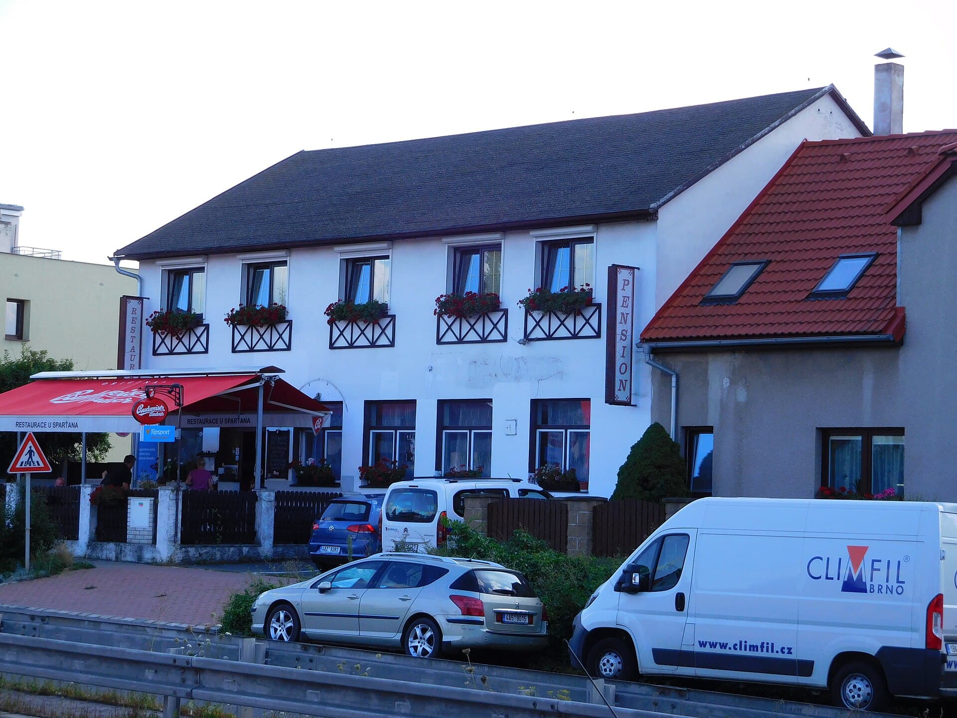 Pension Sparta (via Wikimedia Commons, CC BY-SA 3.0)