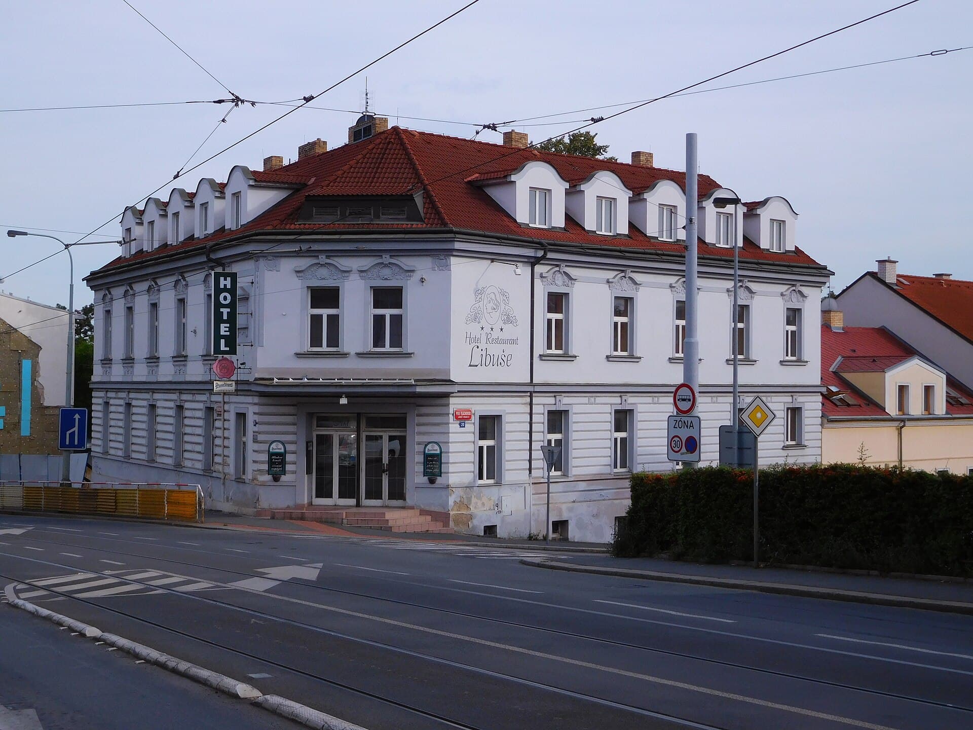 Hotel Libuše (via Wikimedia Commons, CC BY-SA 3.0)