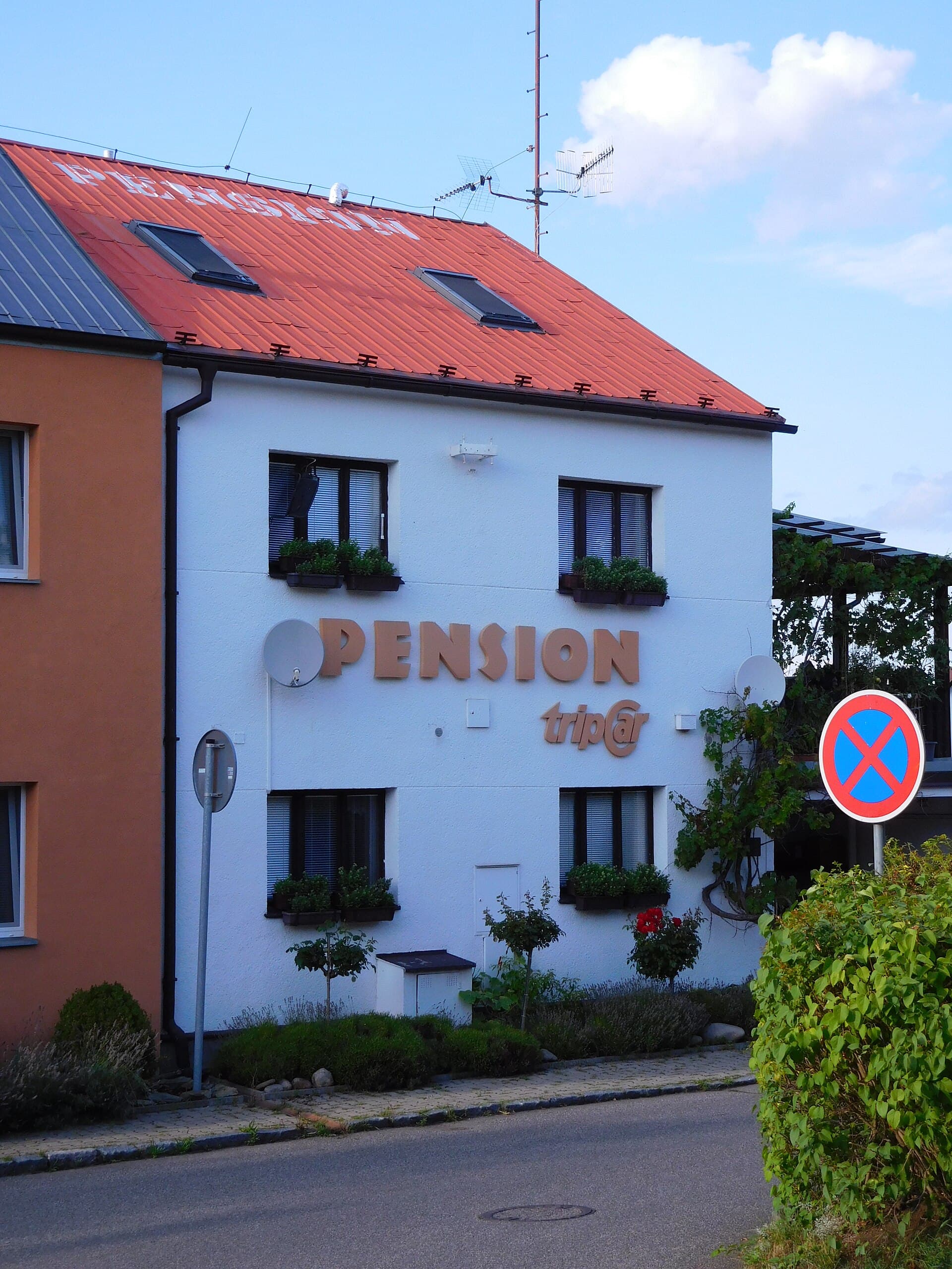 Pension Tripcar (via Wikimedia Commons, CC BY-SA 3.0)