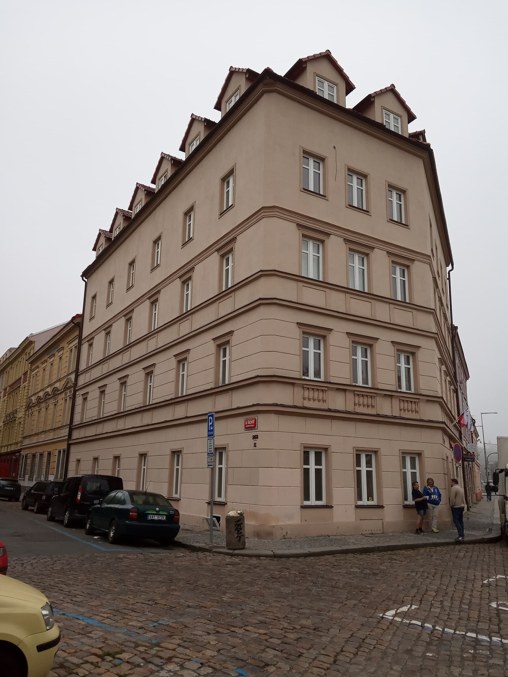 Le Petit Hôtel Prague (via Wikimedia Commons, CC BY-SA 3.0)