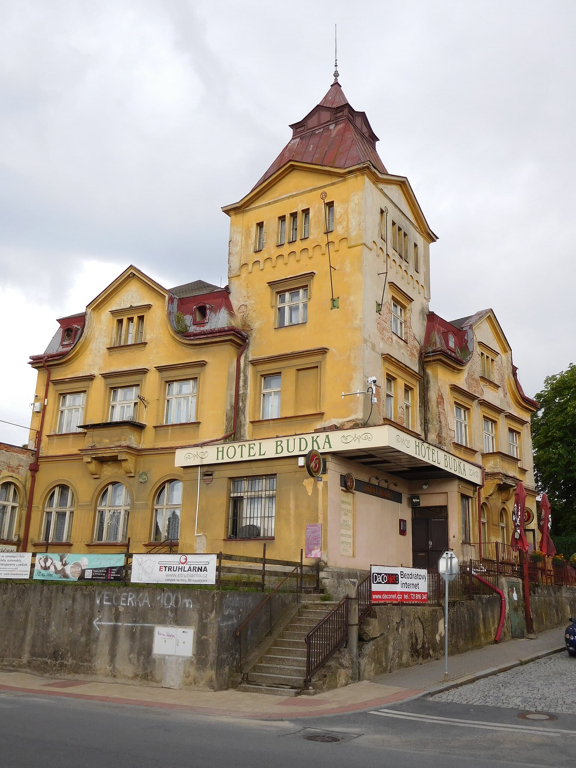 Hotel Budka (via Wikimedia Commons, CC BY-SA 3.0)