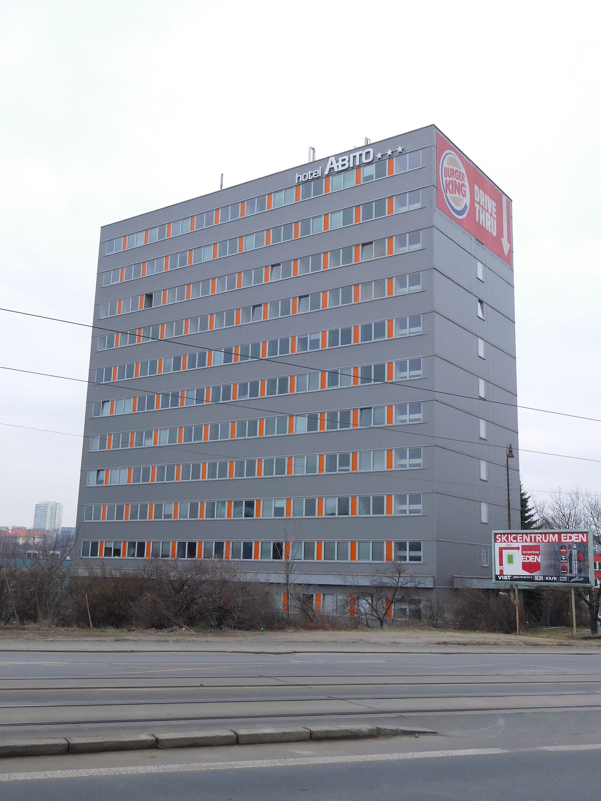 Hotel Abito *** (via Wikimedia Commons, CC BY-SA 3.0)
