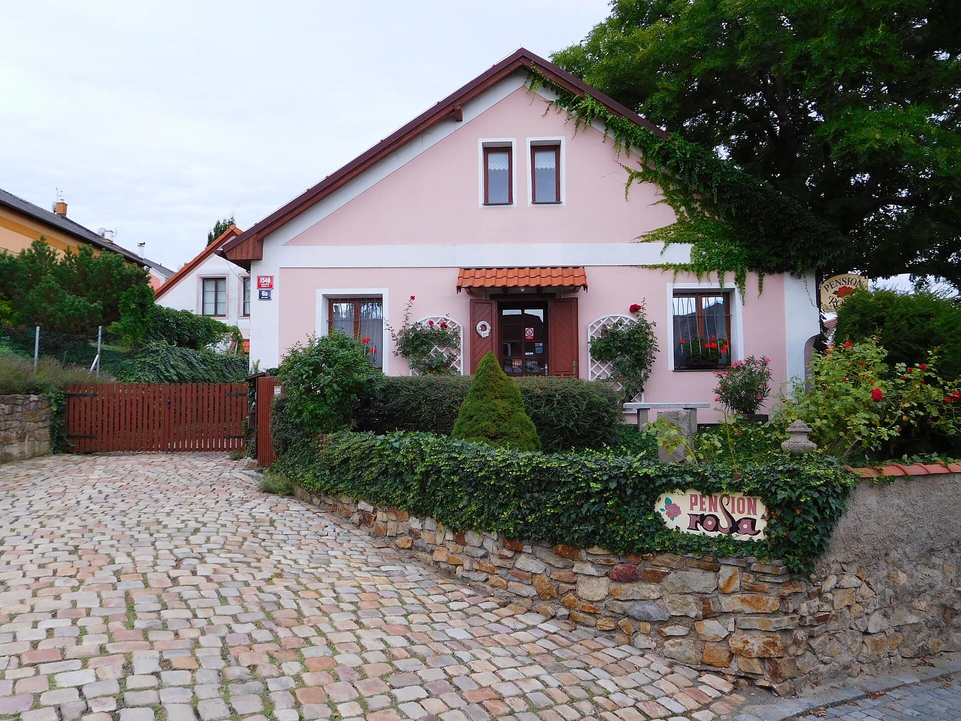 Pension Rosa (via Wikimedia Commons, CC BY-SA 3.0)
