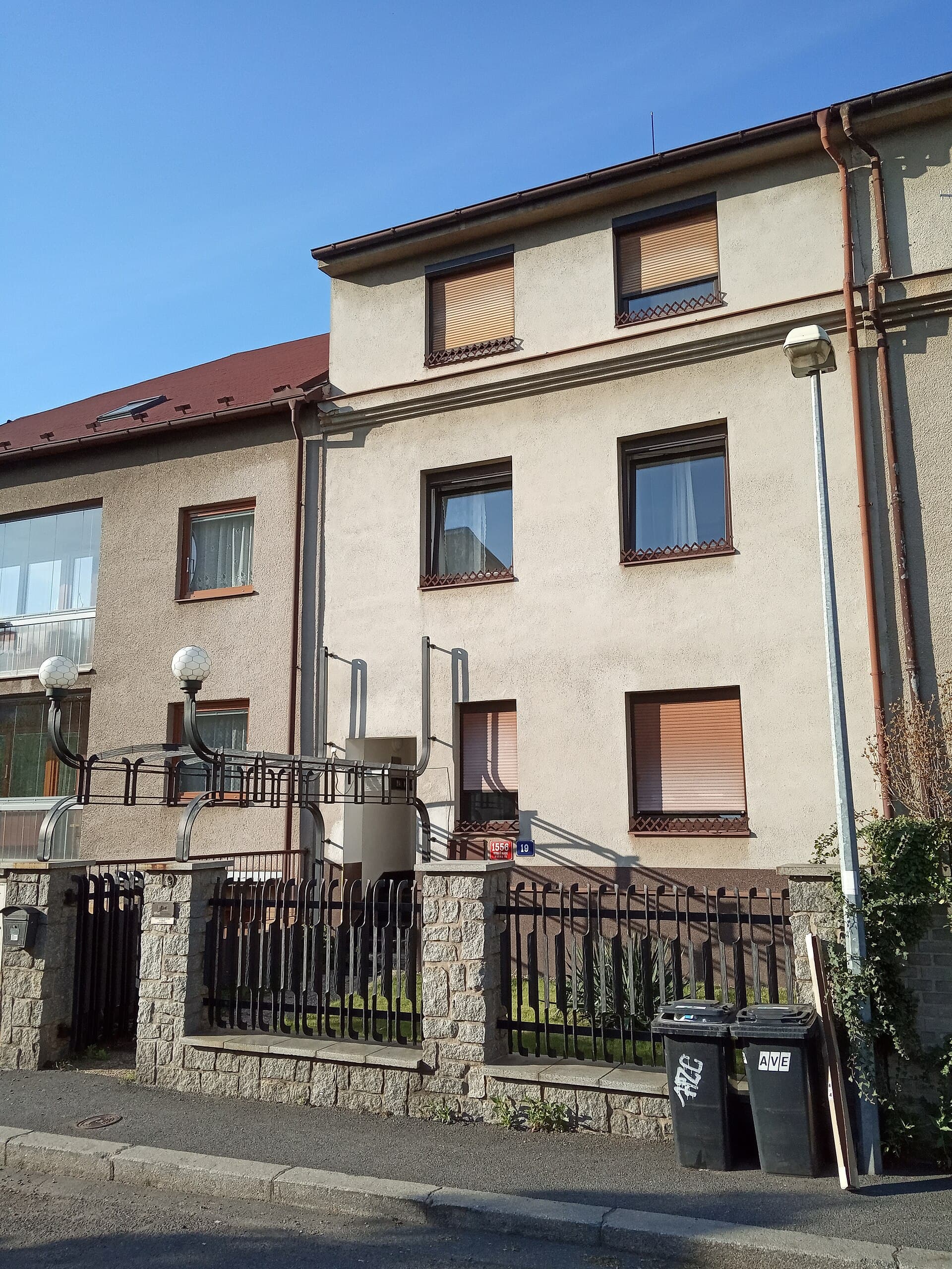 Dana Residence (via Wikimedia Commons, CC BY-SA 4.0)