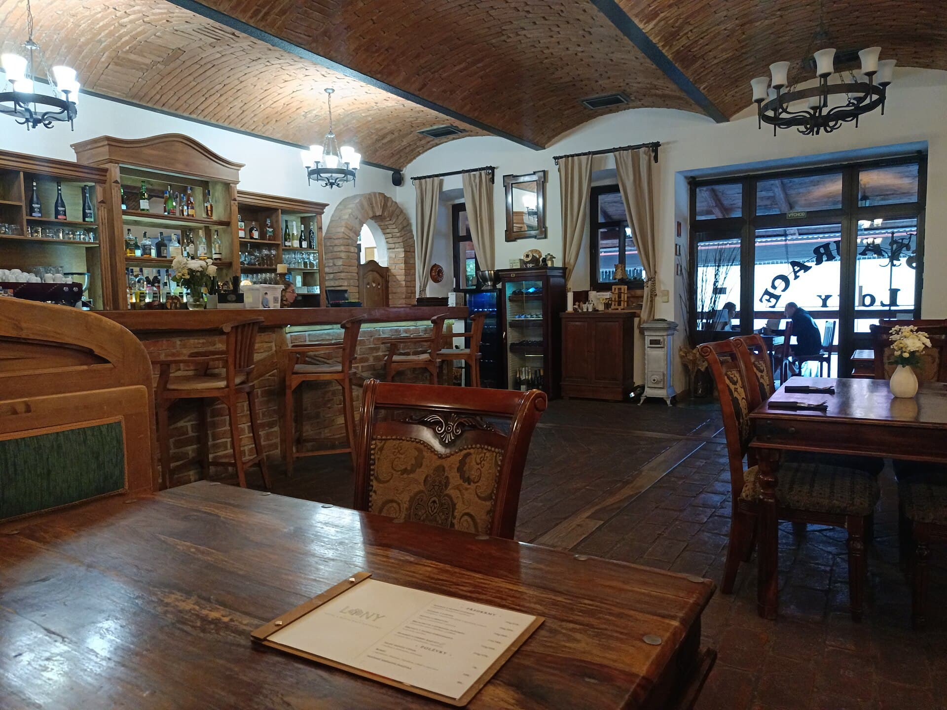 Hotel Lony (via Wikimedia Commons, CC BY-SA 4.0)