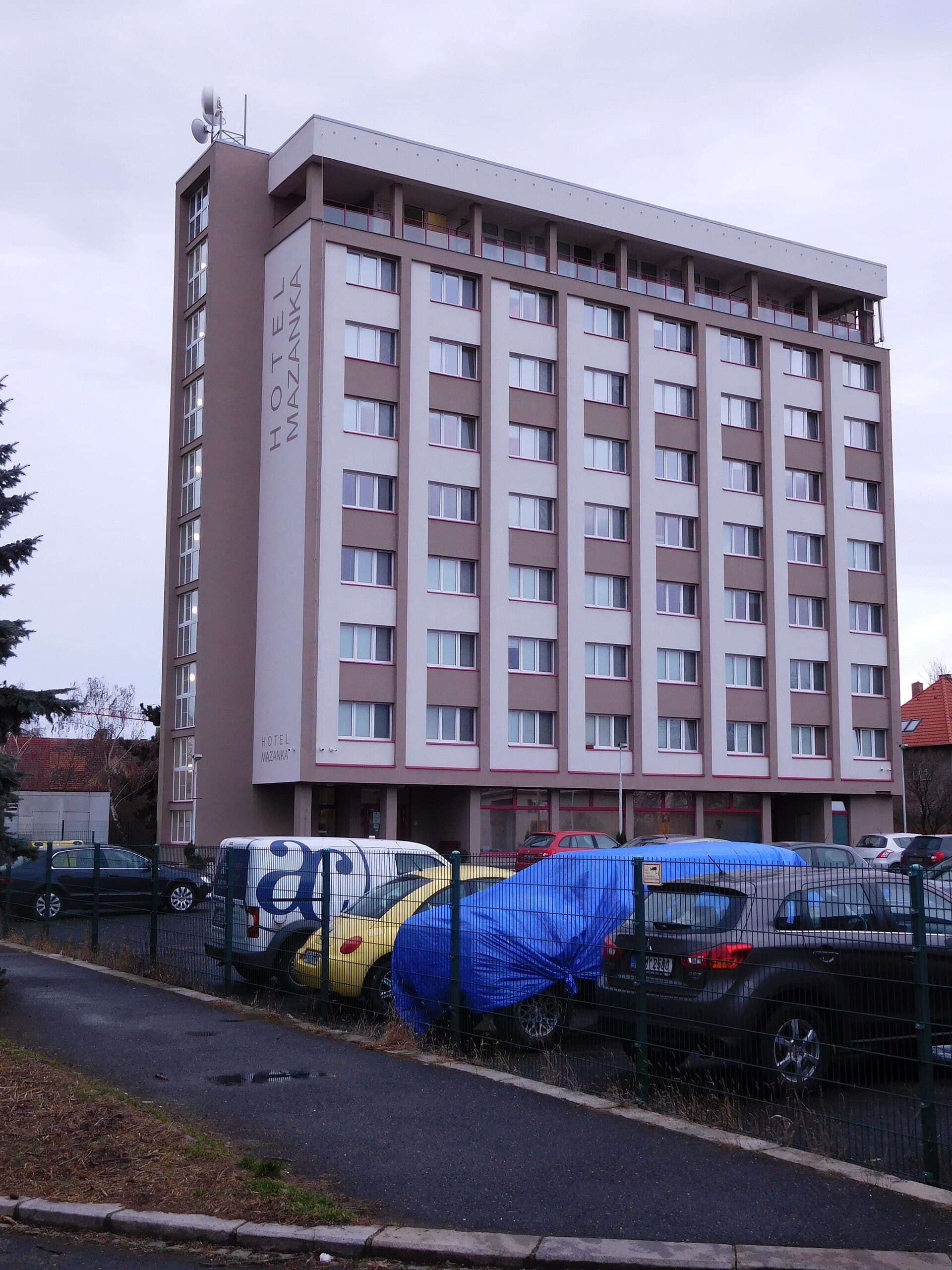 Hotel Mazanka (via Wikimedia Commons, CC BY-SA 3.0)