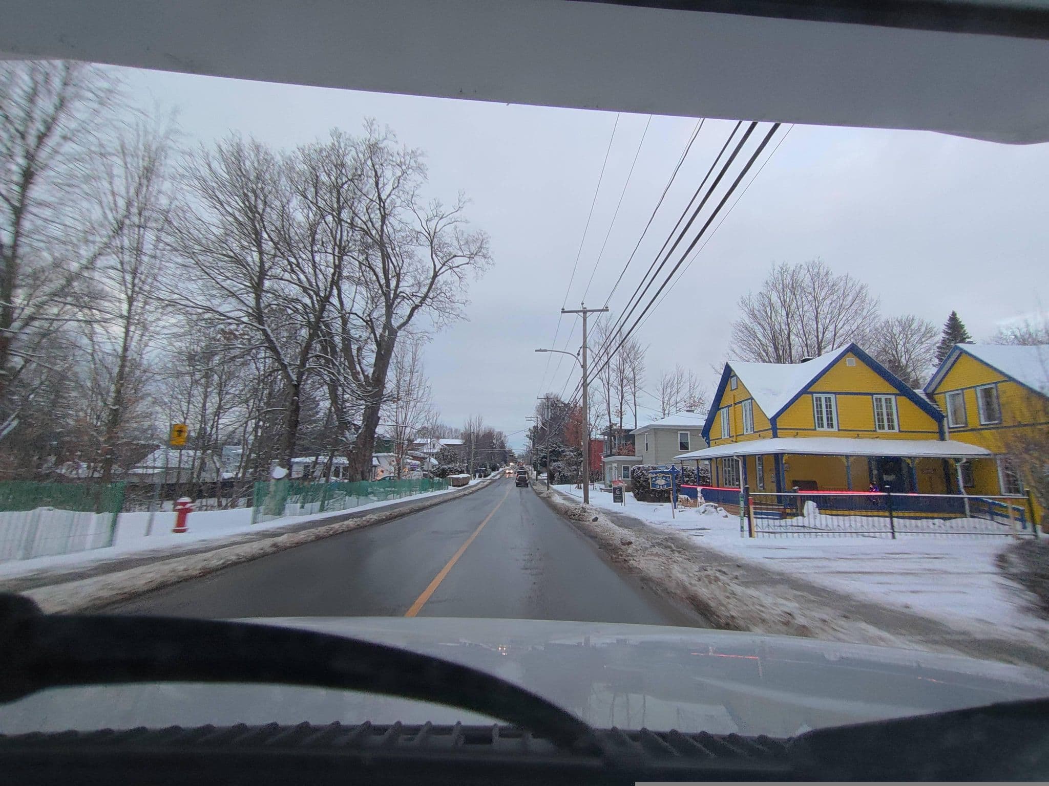 Street view near Auberge Au Saut Du Lit, Magog — © kibour (CC BY-SA · Mapillary)