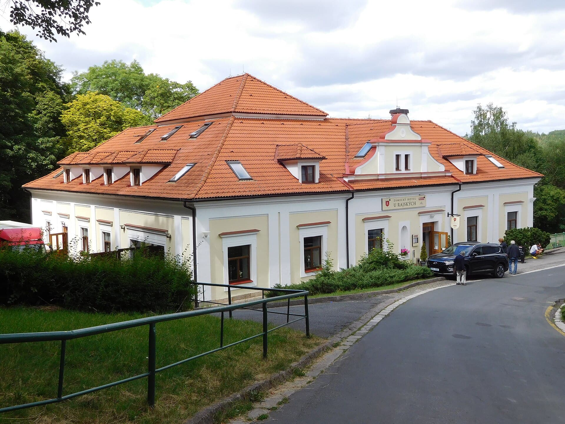 Zámecký hotel a restaurant U Rajských (via Wikimedia Commons, CC BY-SA 3.0)