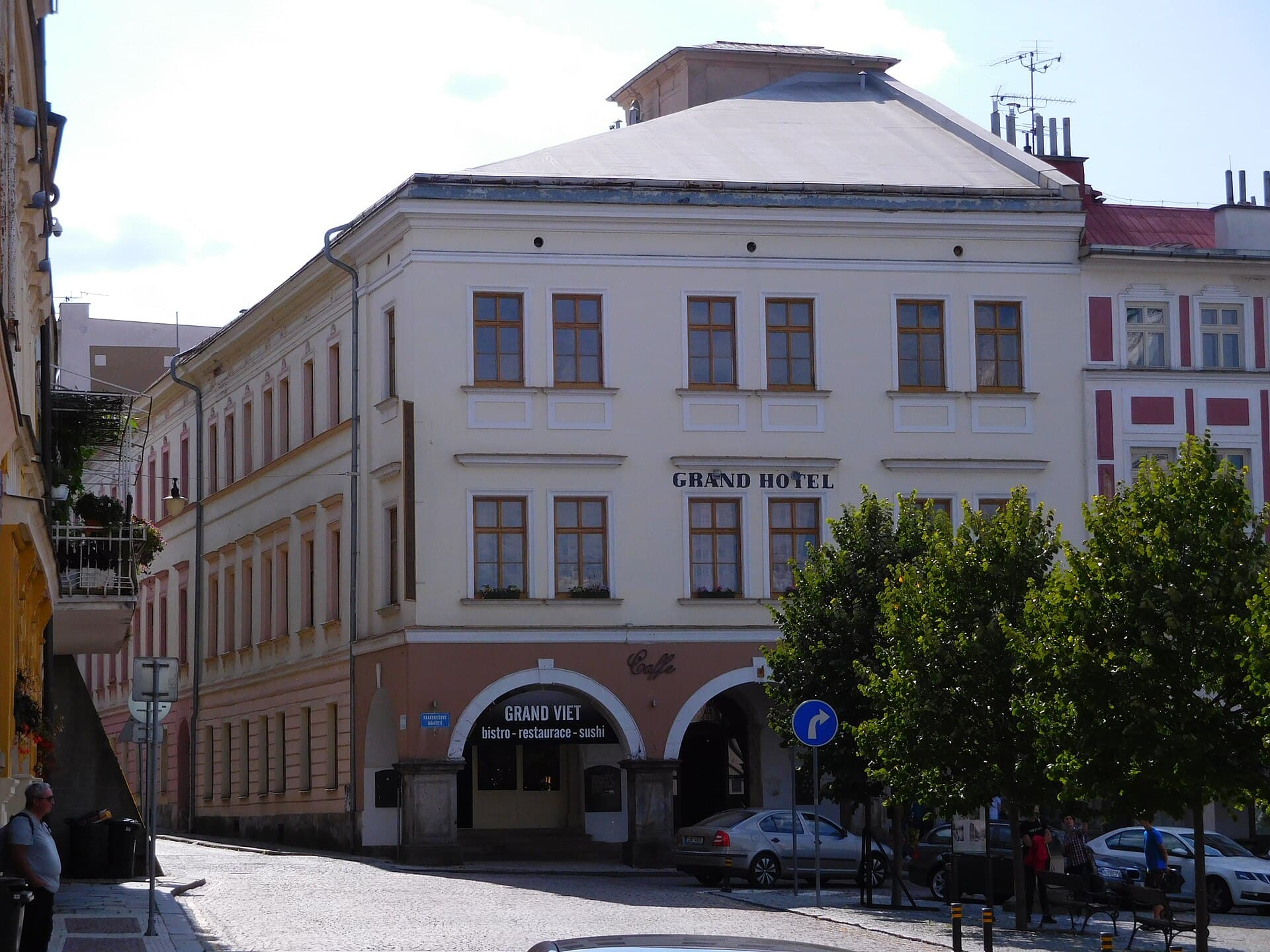 Grand Luxury Hotel (via Wikimedia Commons, CC BY-SA 3.0)