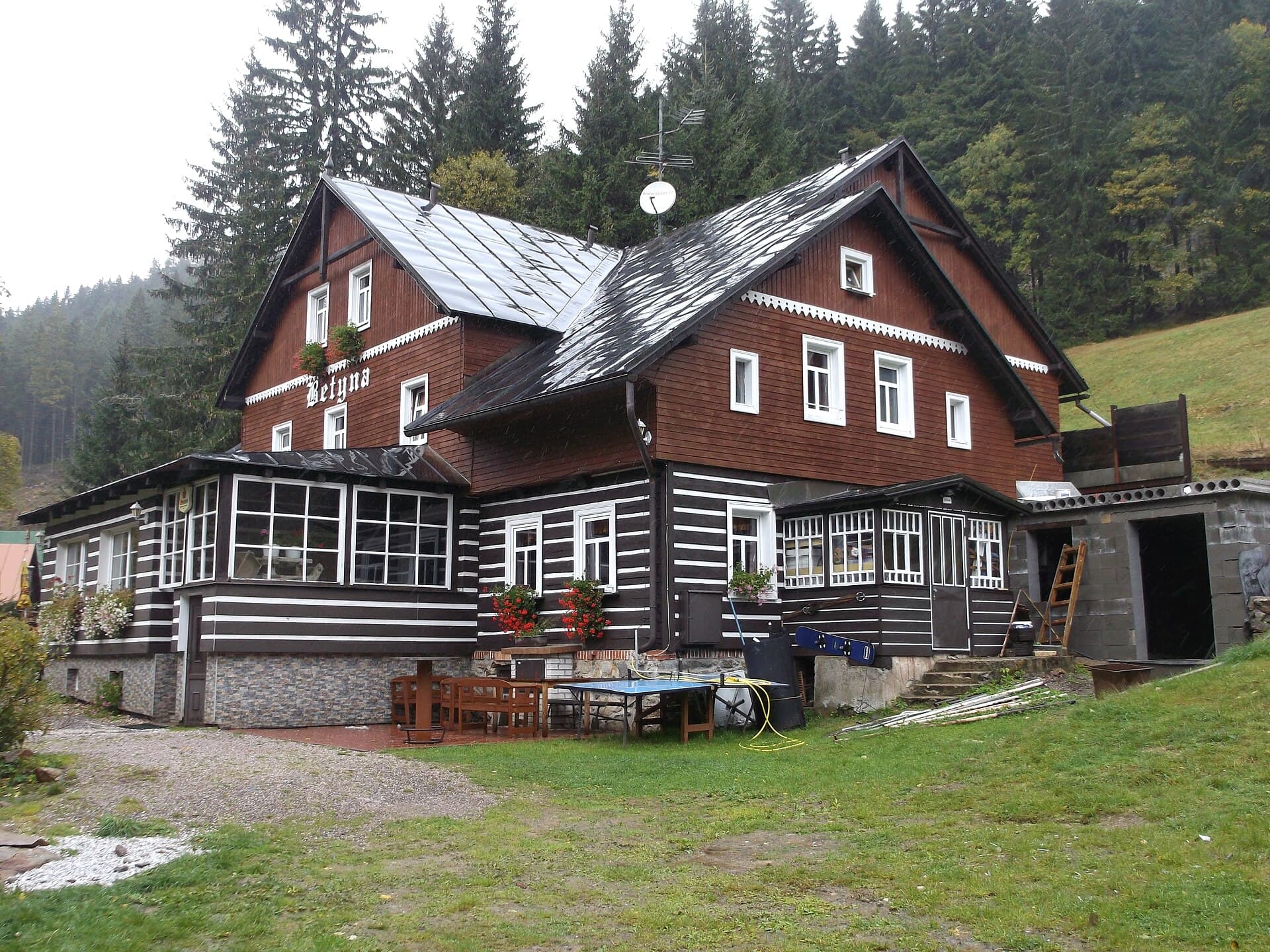 Chata Betyna (via Wikimedia Commons, CC BY-SA 3.0)