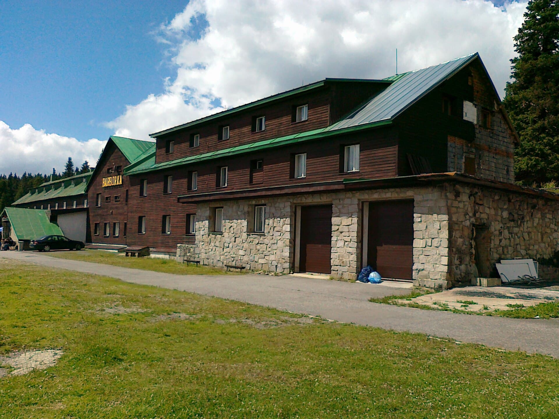 Horská chata Barborka (via Wikimedia Commons, CC BY-SA 3.0)