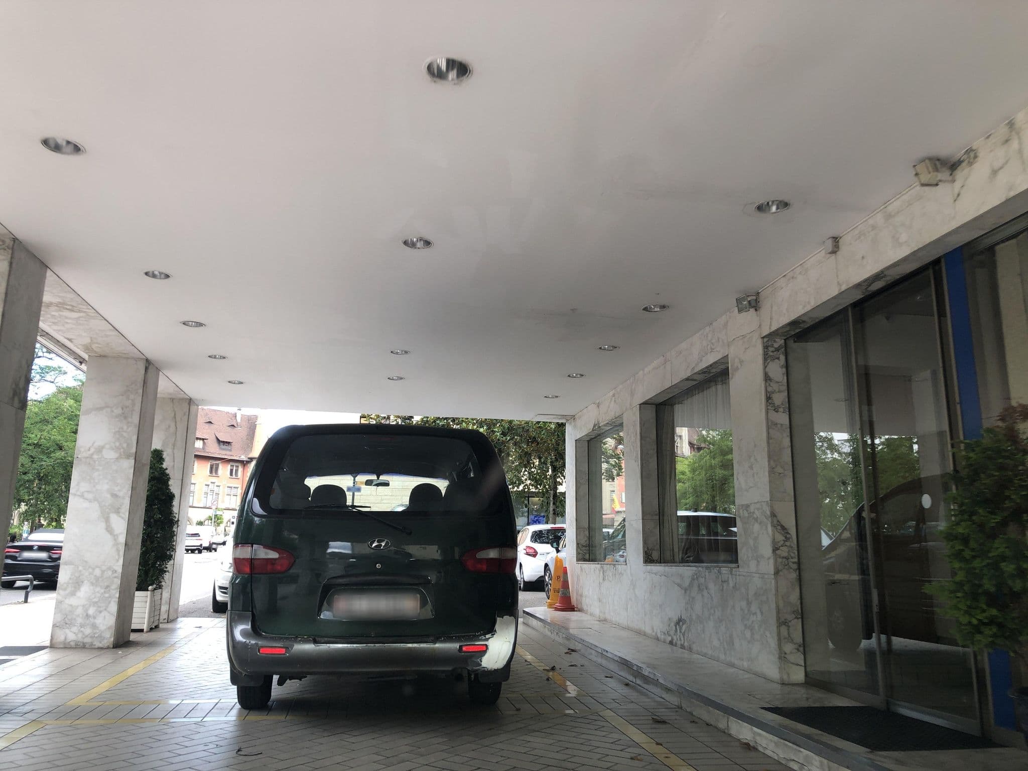 Street view near Hotel Century, Geneva — © peterleth (CC BY-SA · Mapillary)