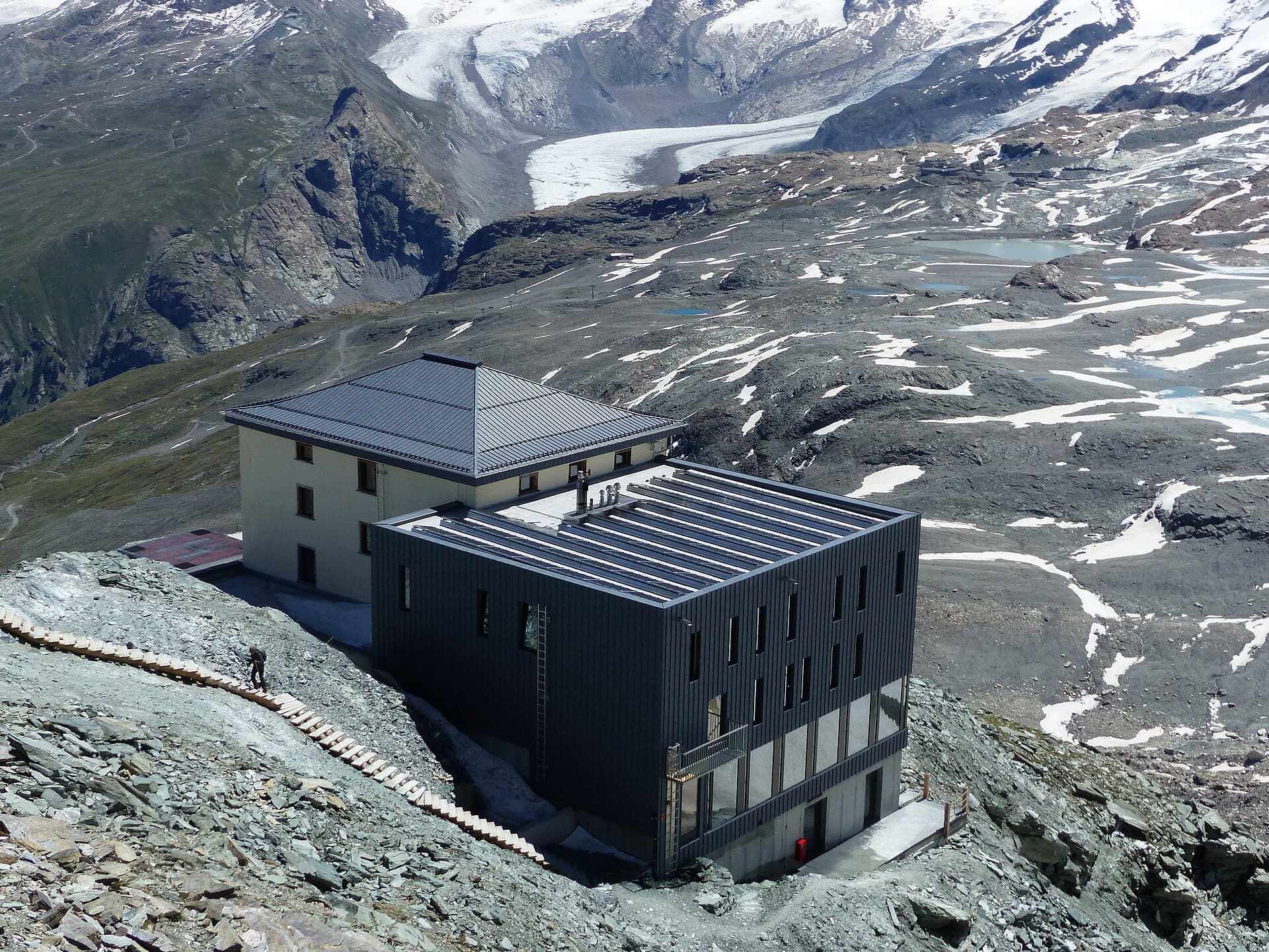 Hörnli Hut (via Wikimedia Commons, CC BY-SA 4.0)