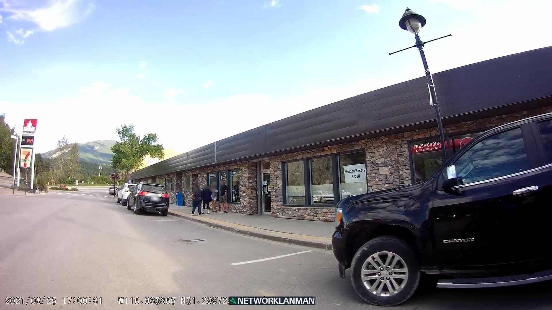 Street view near Rooms At Riveredge, Golden — © networklanman (CC BY-SA · Mapillary)
