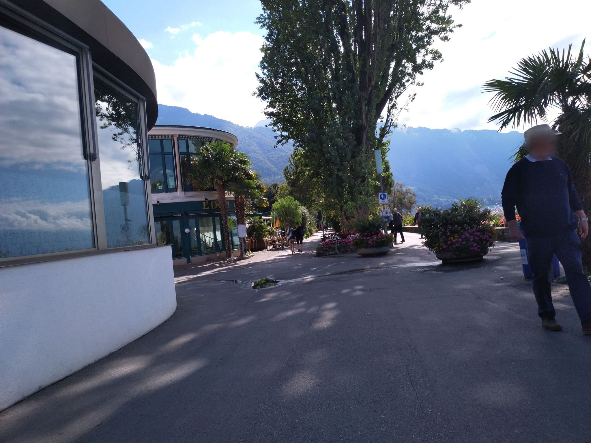 Street view near Hostellerie du Lac, Montreux — © pablopita (CC BY-SA · Mapillary)