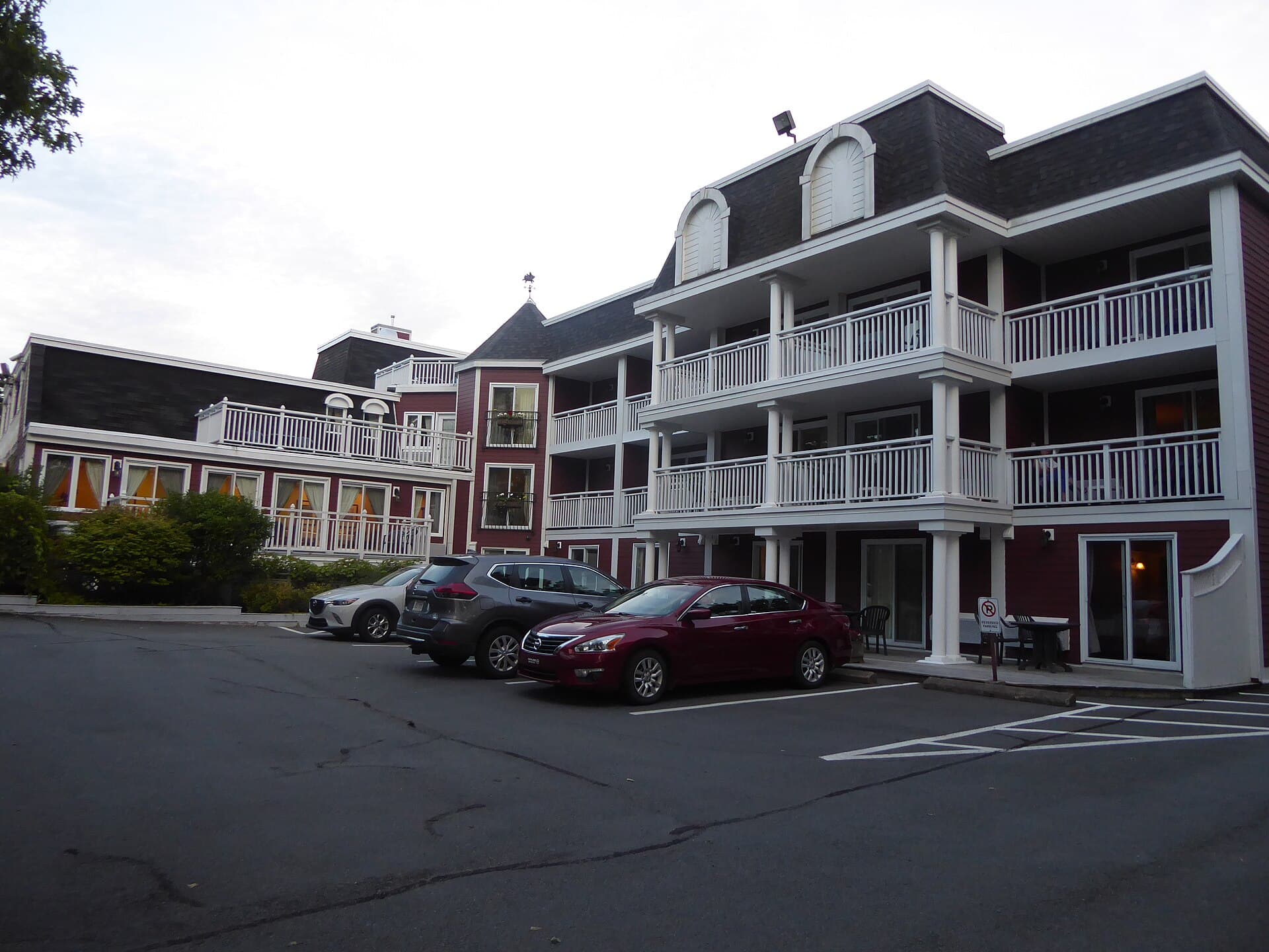 Inn on the Lake (via Wikimedia Commons, CC BY-SA 2.0)