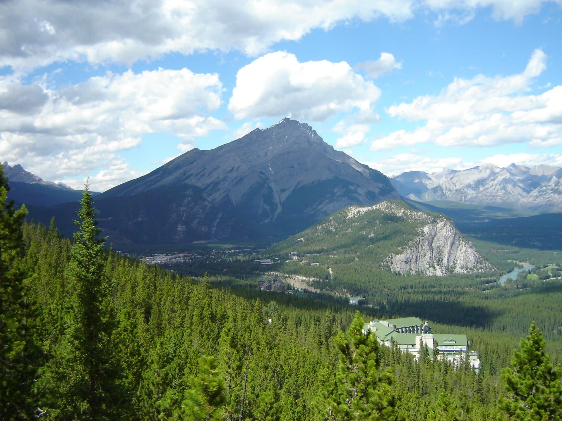 Rimrock Resort (via Wikimedia Commons, Public domain)