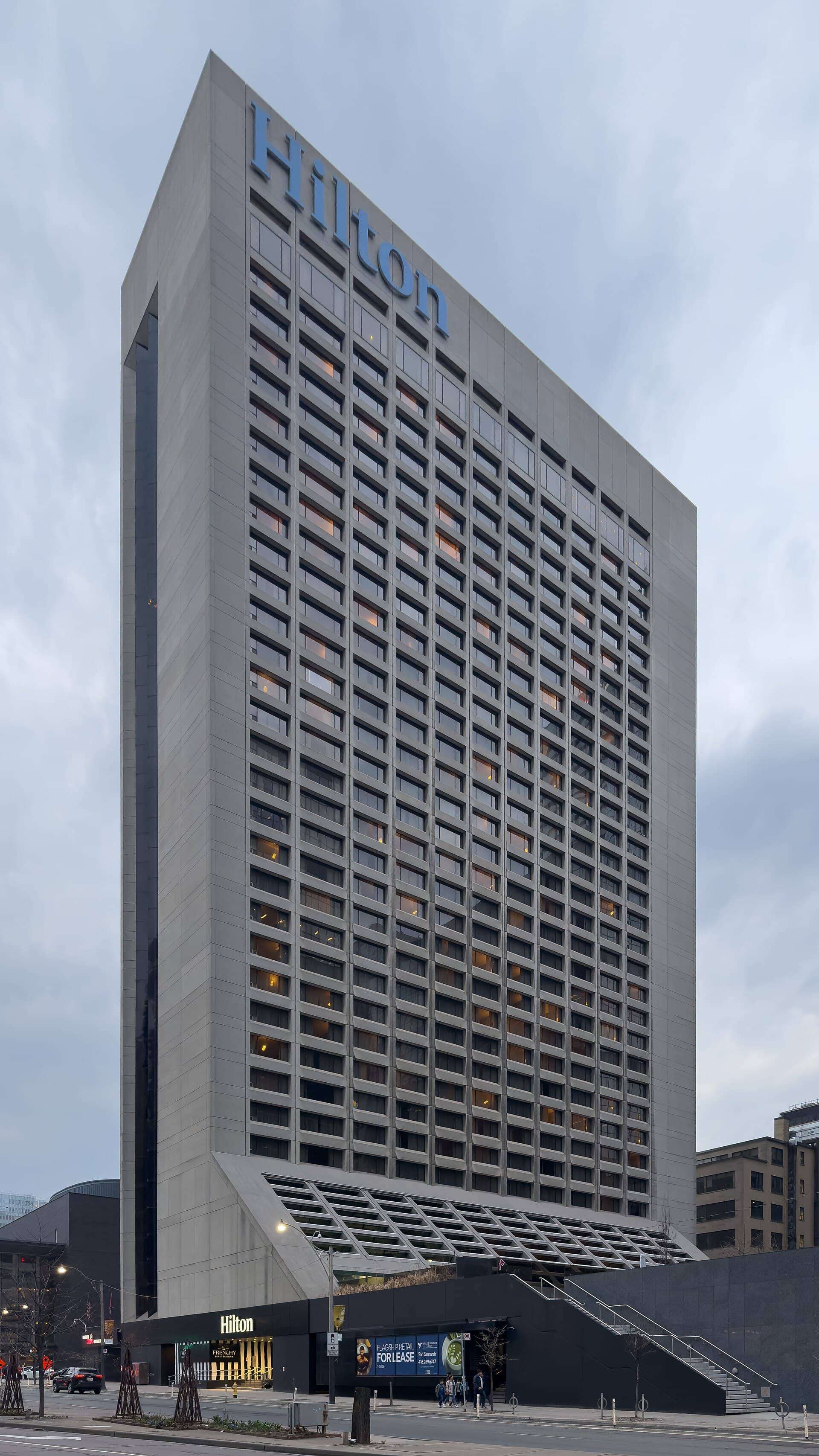 Hilton Toronto (via Wikimedia Commons, CC BY-SA 4.0)