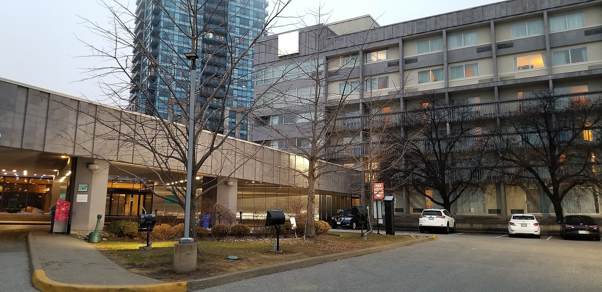 Toronto Don Valley Hotel & Suites (via Wikimedia Commons, CC BY-SA 3.0)