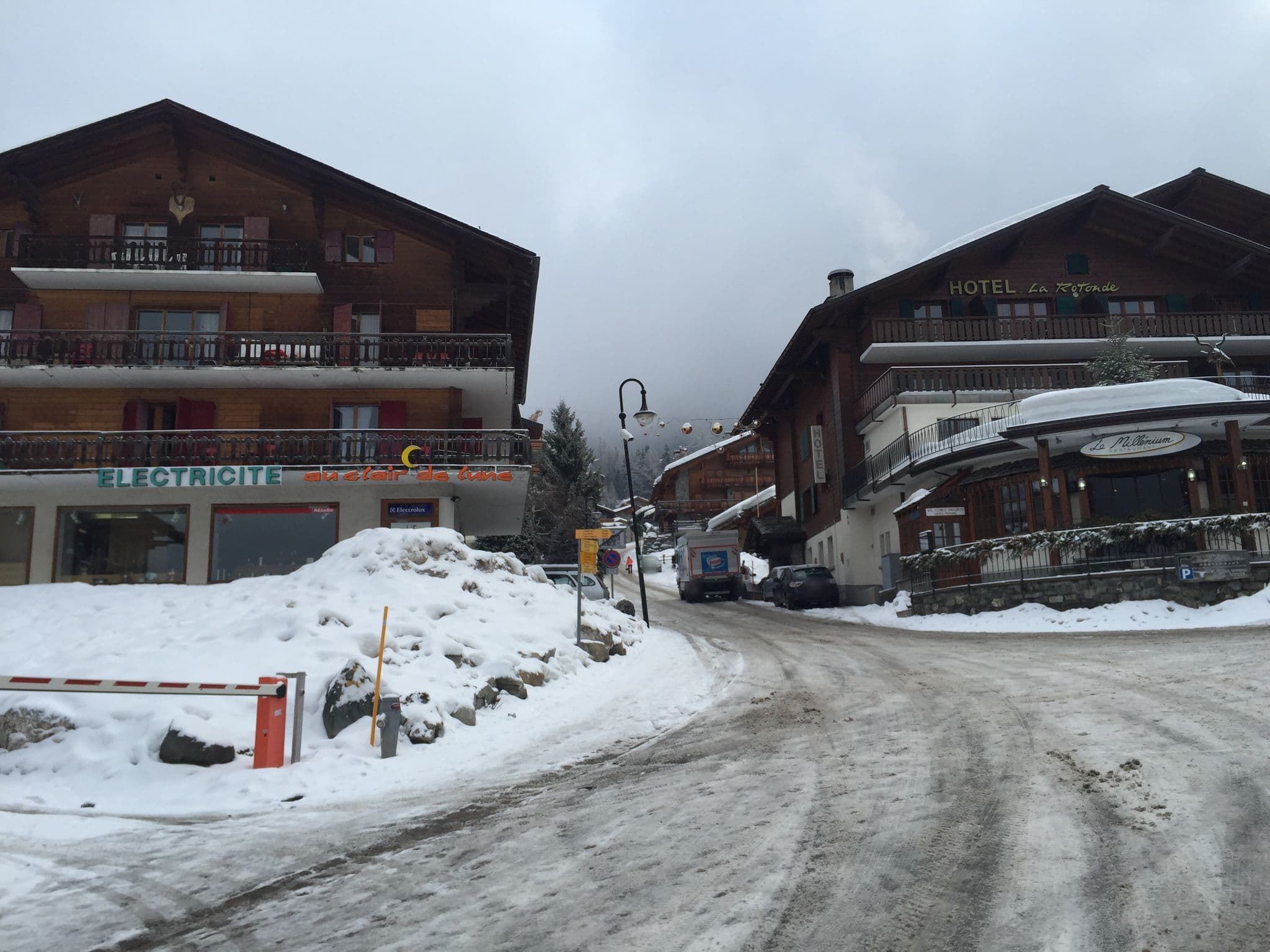 Street view near The Ride Inn, Verbier — © jesolem (CC BY-SA · Mapillary)