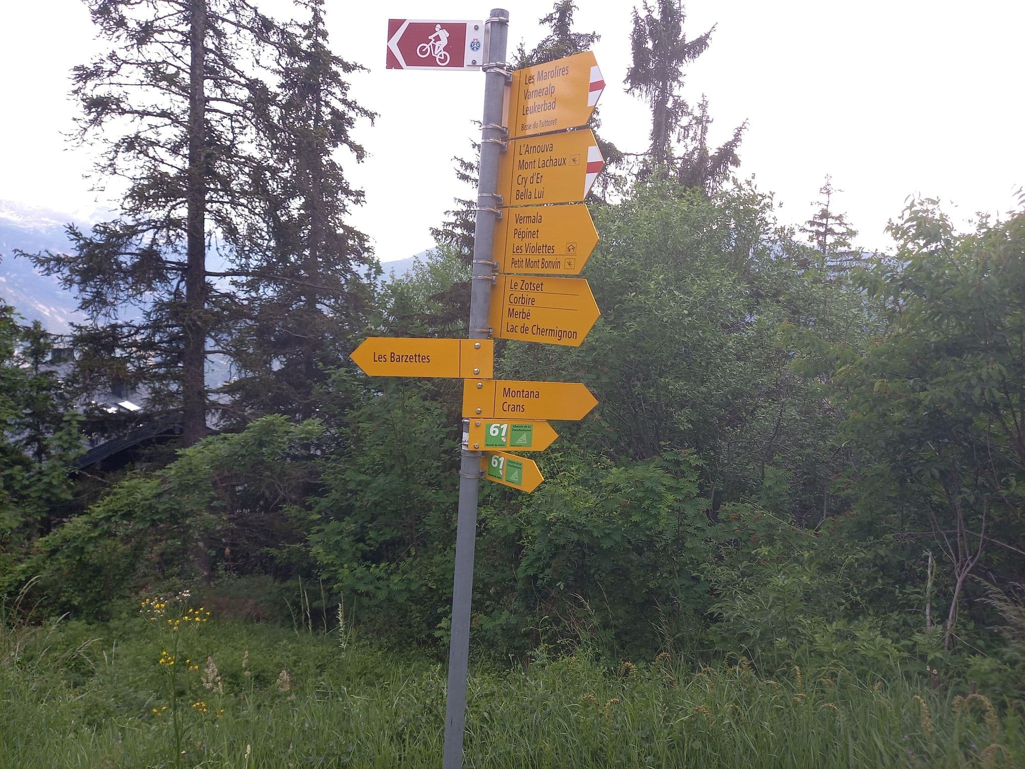Street view near Residence Mandarin, Crans-Montana — © moretet53 (CC BY-SA · Mapillary)