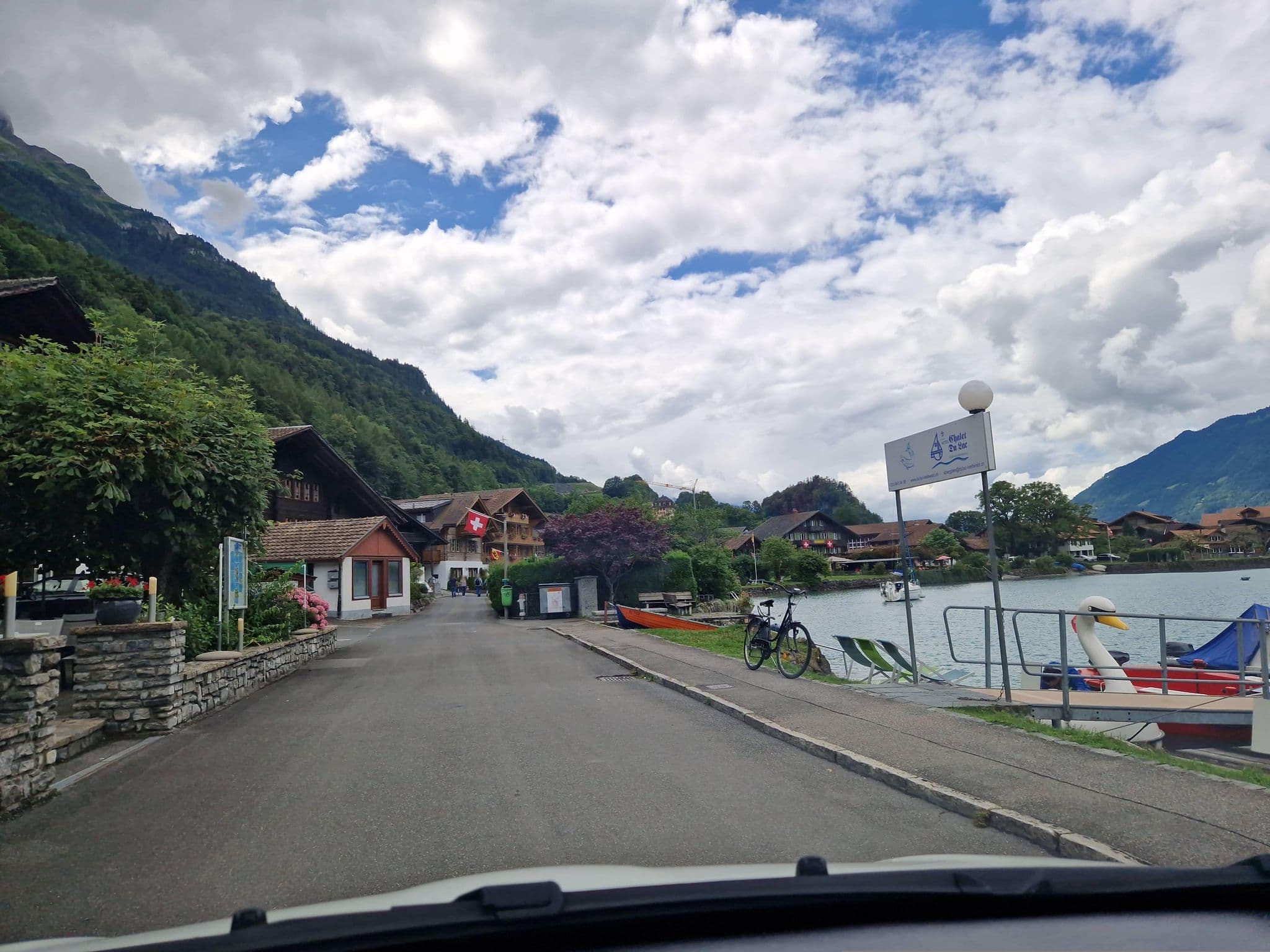 Street view near Family-Apartment Du Lac, Ringgenberg — © chrisbeddow (CC BY-SA · Mapillary)