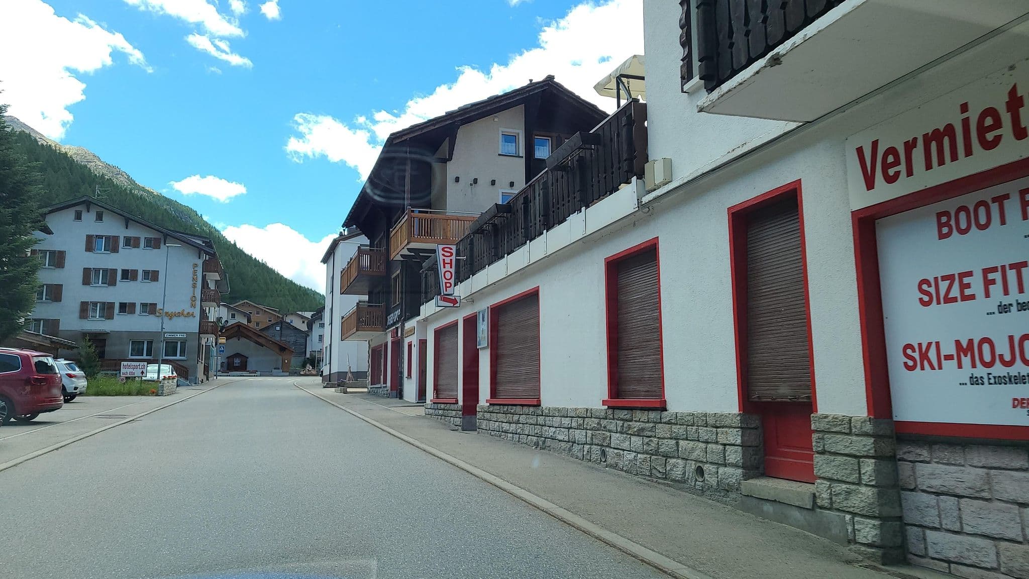 Street view near Haus La Montanara, Saas-Fee — © chrisbeddow (CC BY-SA · Mapillary)