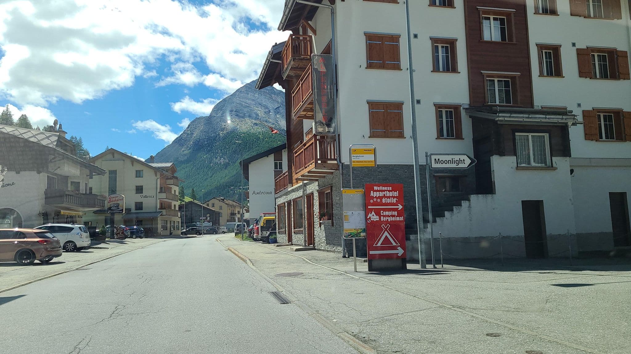 Street view near Hotel-Restaurant Bergheimat, Saas-Grund — © chrisbeddow (CC BY-SA · Mapillary)