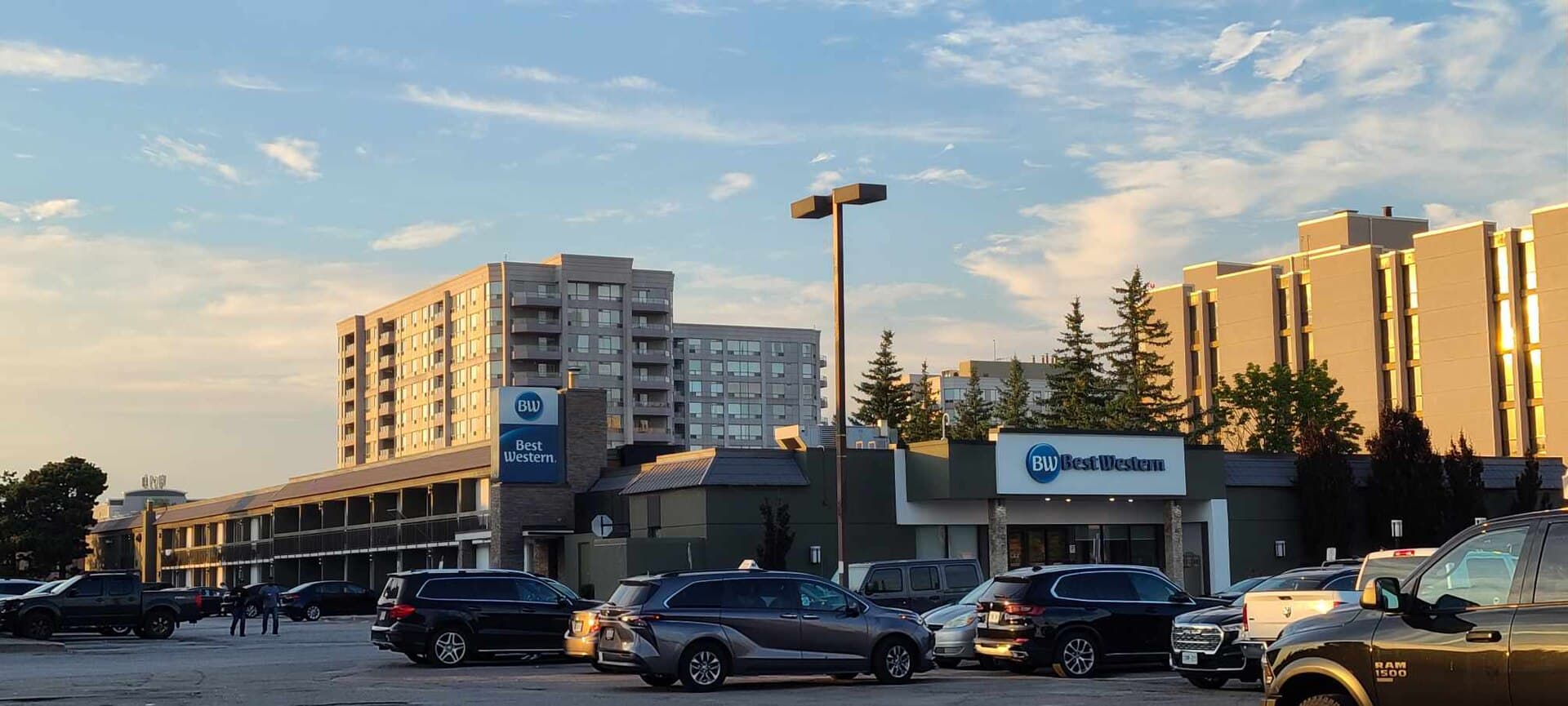 Best Western Parkway Hotel (via Wikimedia Commons, CC BY-SA 3.0)