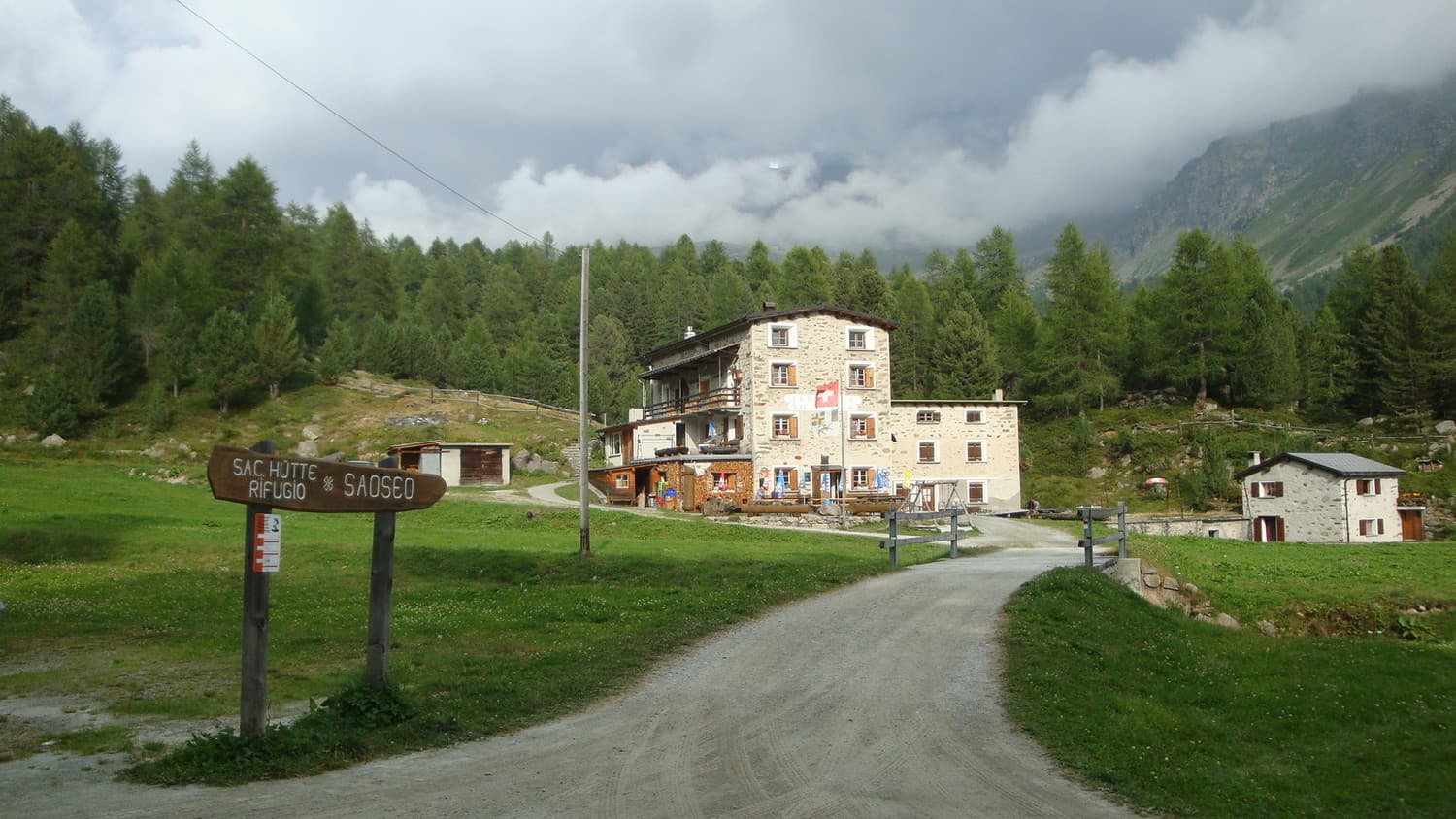 Rifugio Saoseo (via Wikimedia Commons, CC BY-SA 3.0)