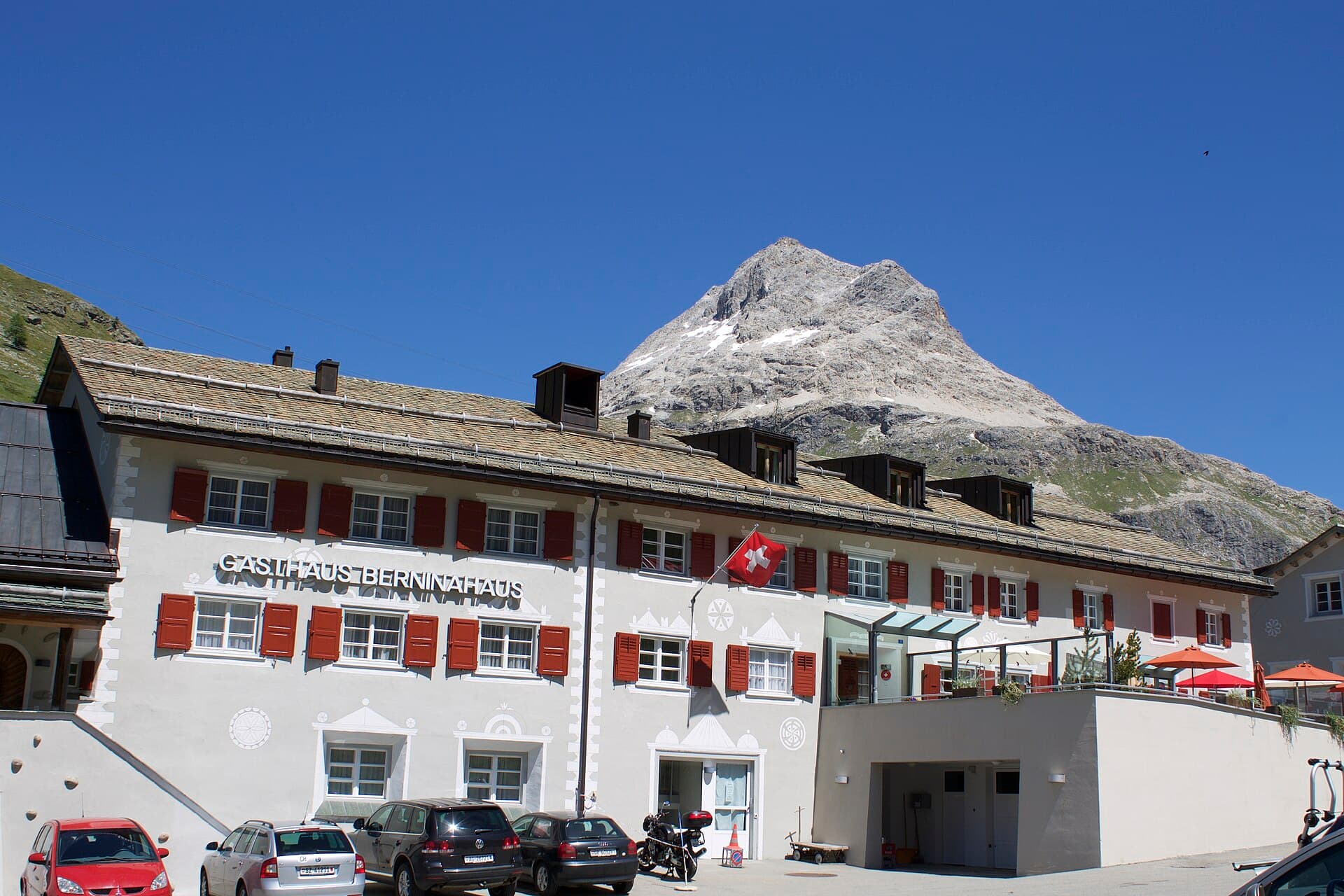 Gasthaus und Hotel Berninahaus (via Wikimedia Commons, CC BY-SA 3.0)