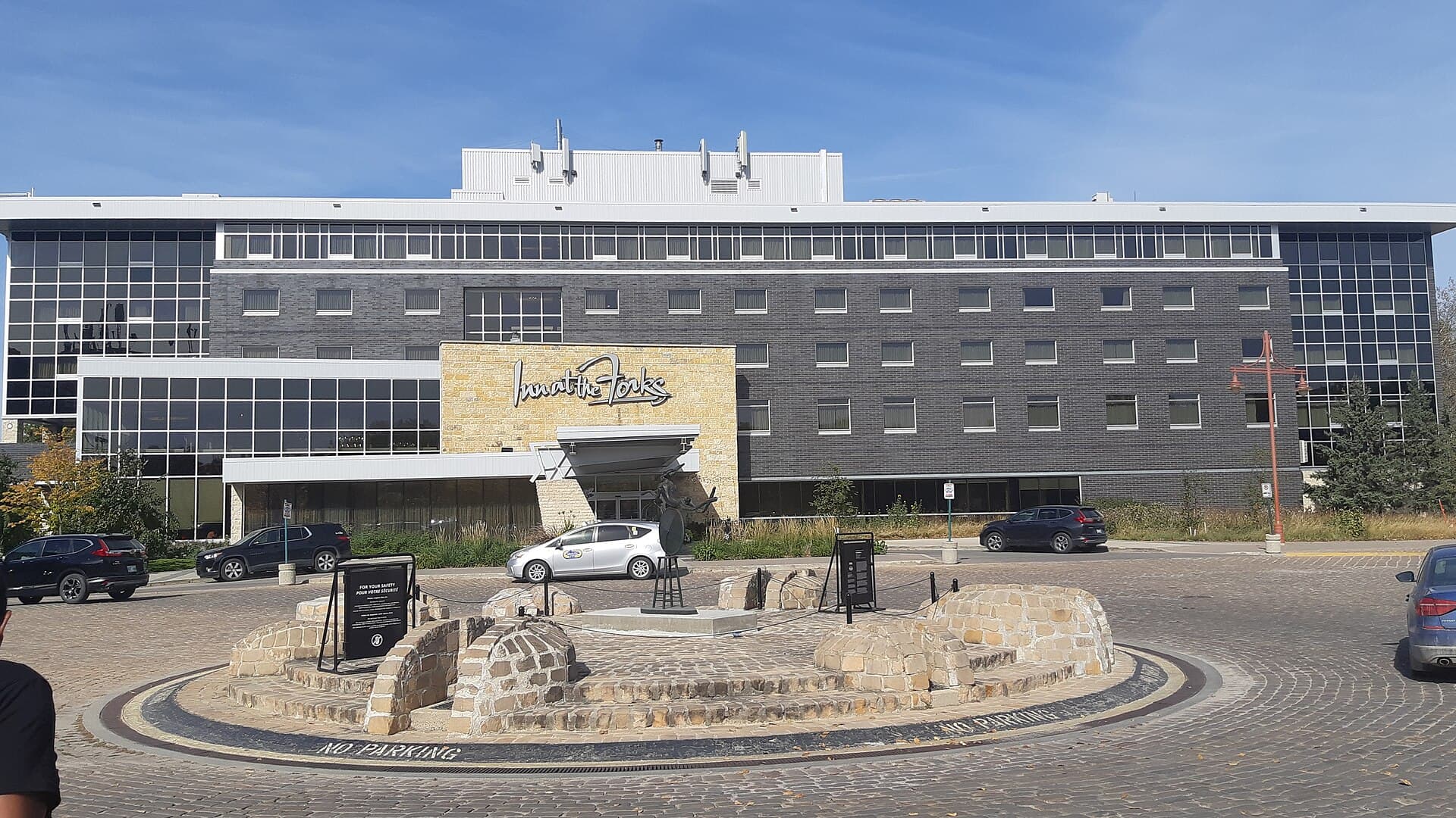 Inn at the Forks (via Wikimedia Commons, CC BY-SA 4.0)