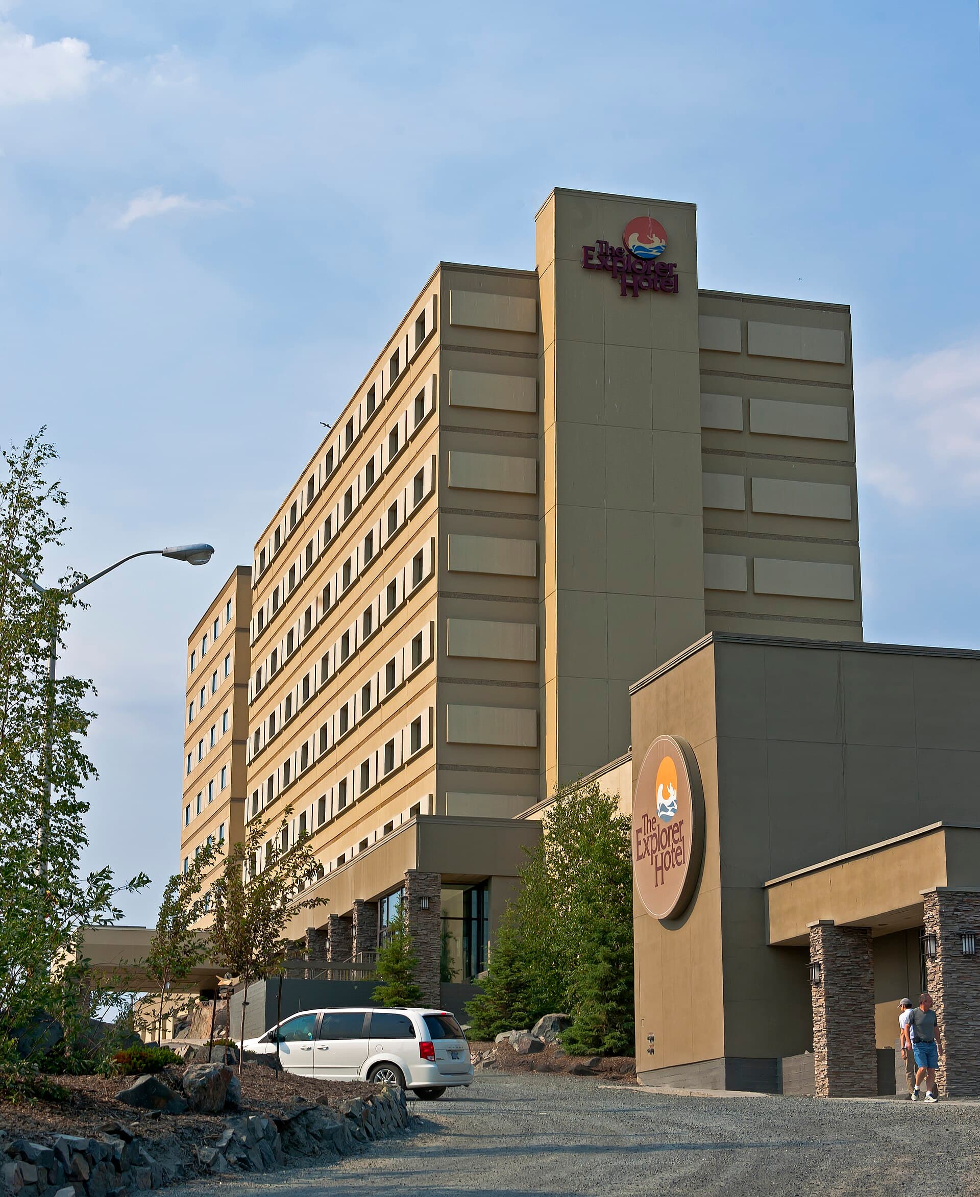 The Explorer Hotel (via Wikimedia Commons, CC BY-SA 3.0)