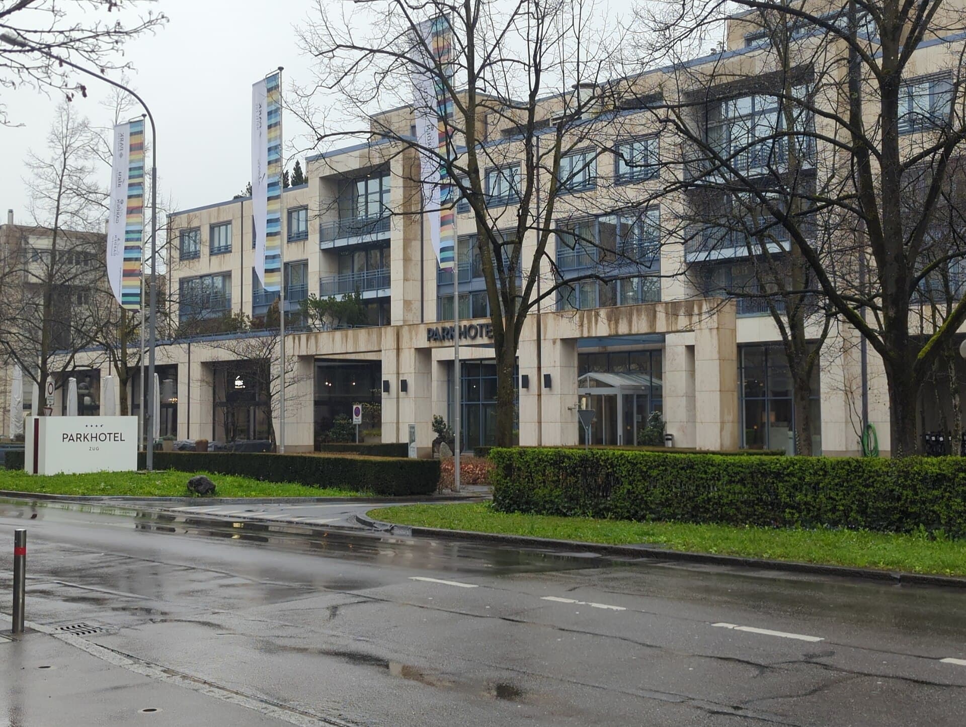 Parkhotel Zug (via Wikimedia Commons, CC0)