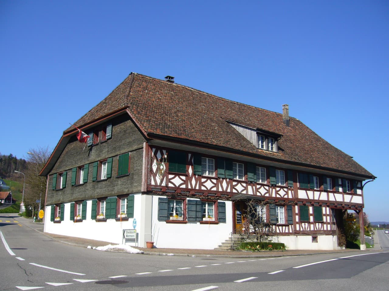 Gasthof Löwen (via Wikimedia Commons, Public domain)
