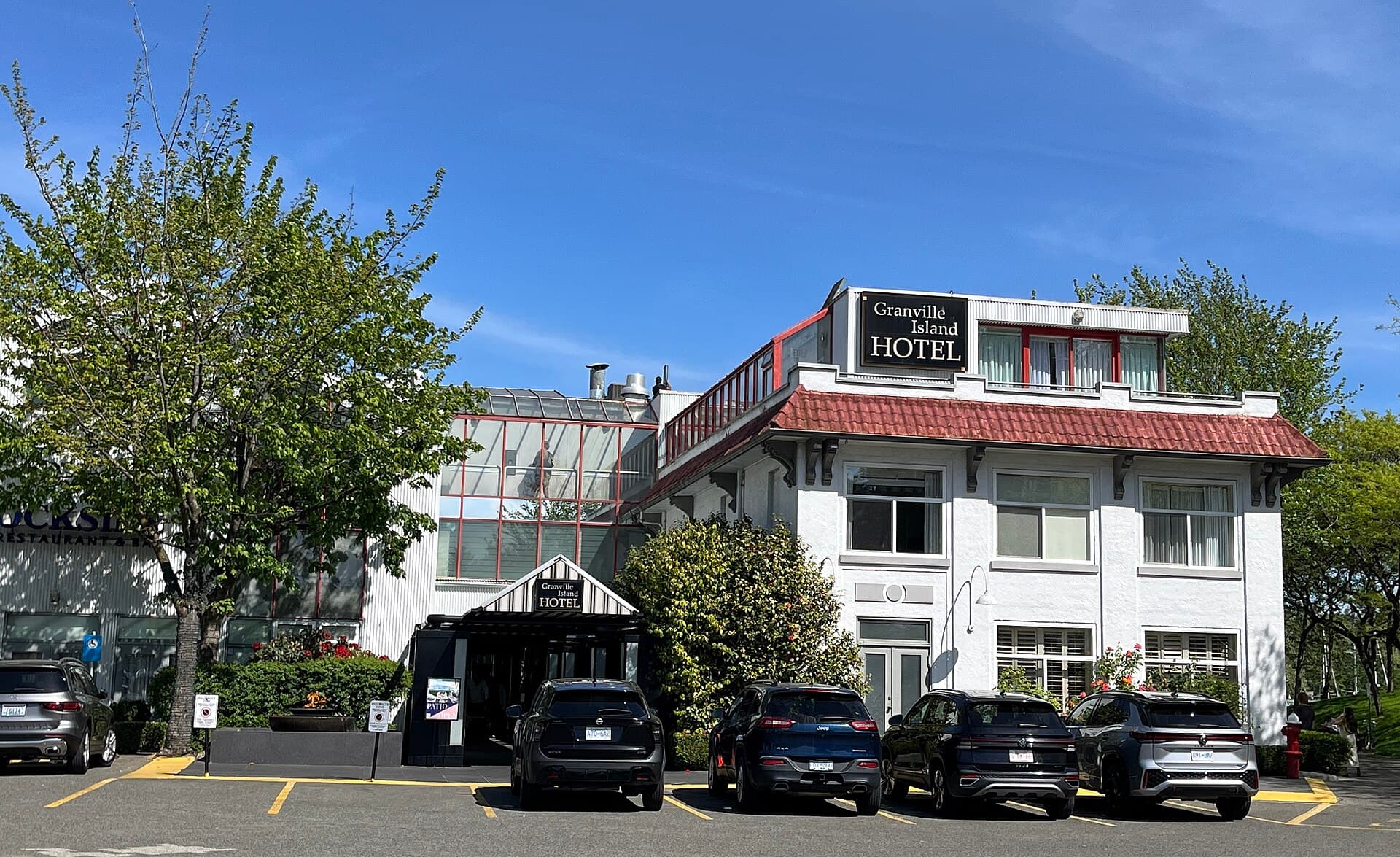Granville Island Hotel (via Wikimedia Commons, CC BY-SA 4.0)