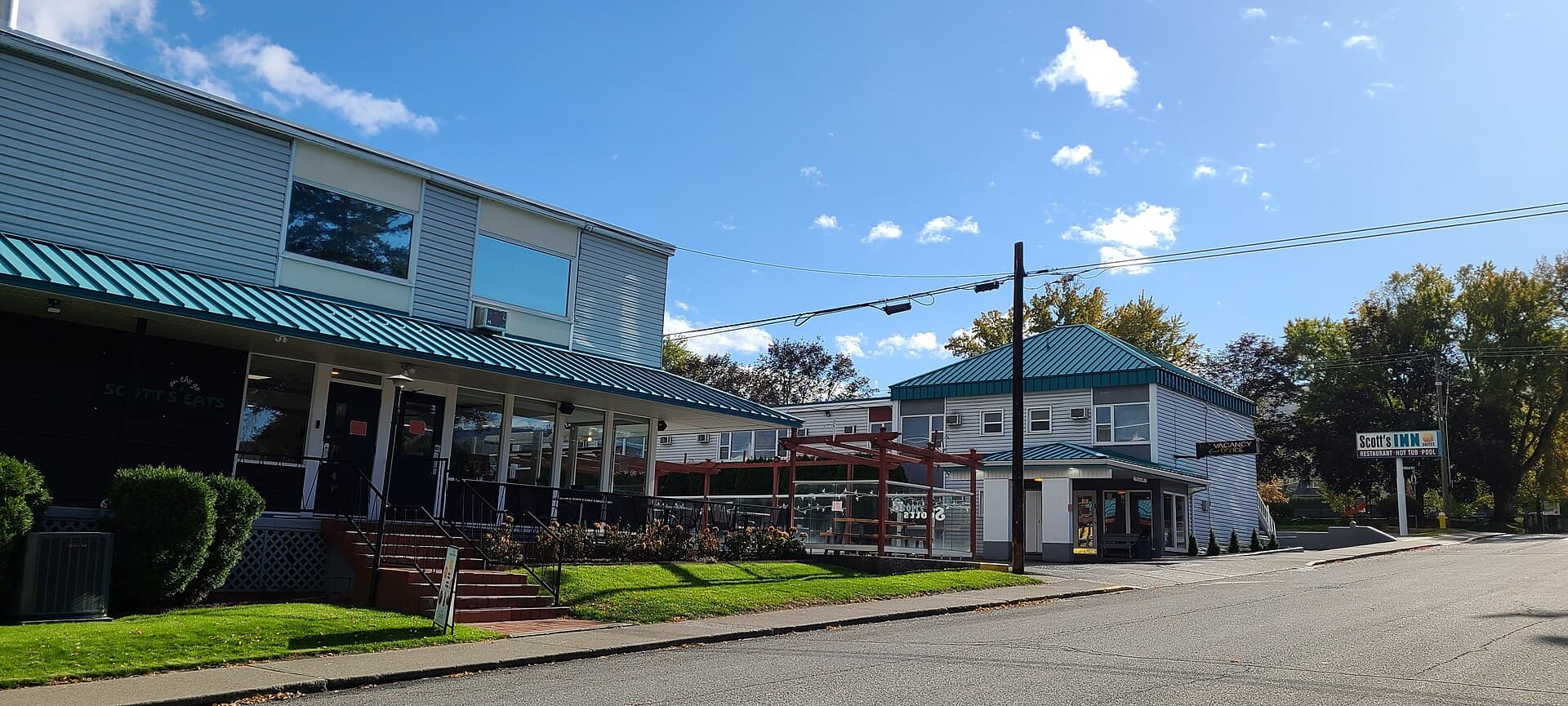 Scott's Inn (via Wikimedia Commons, CC BY-SA 3.0)