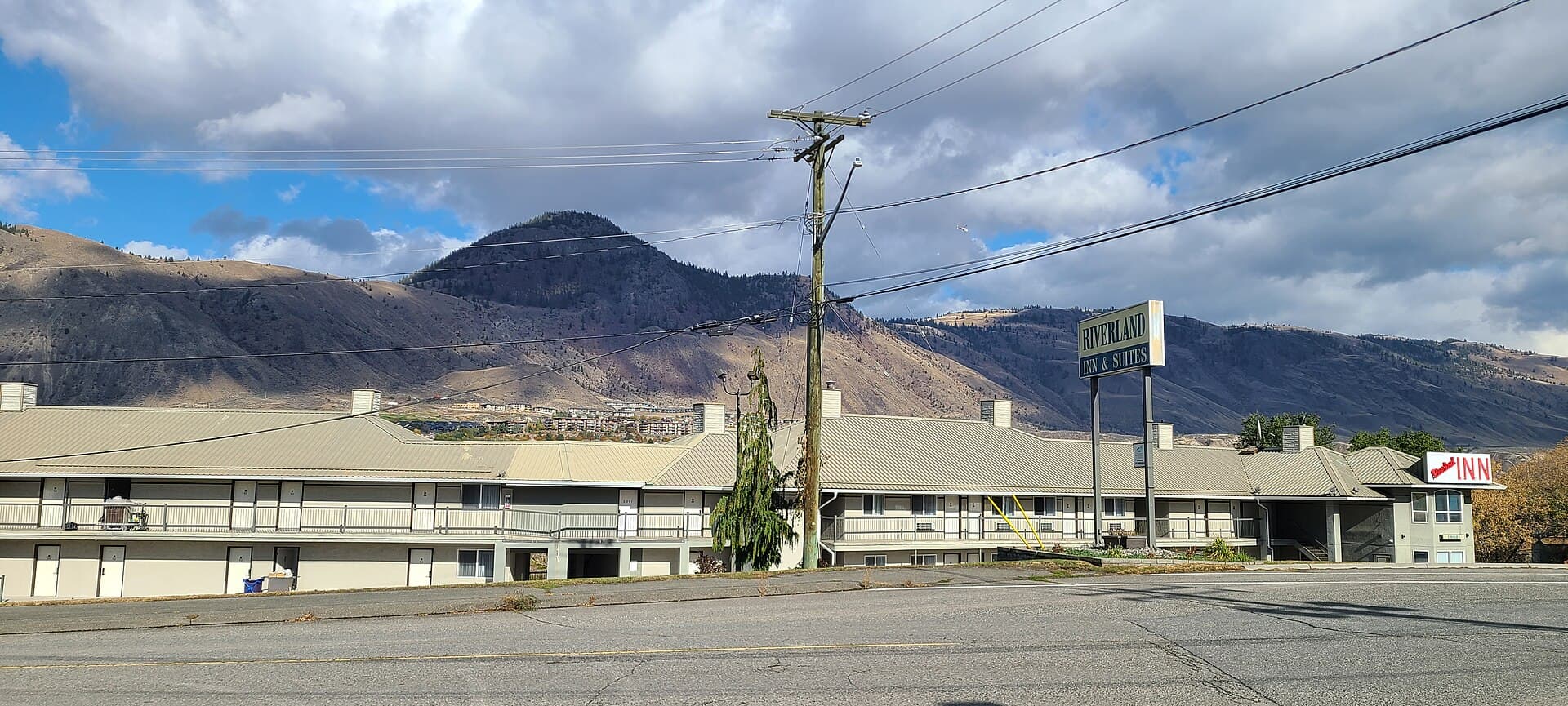 Riverland Inn & Suites (via Wikimedia Commons, CC BY-SA 3.0)