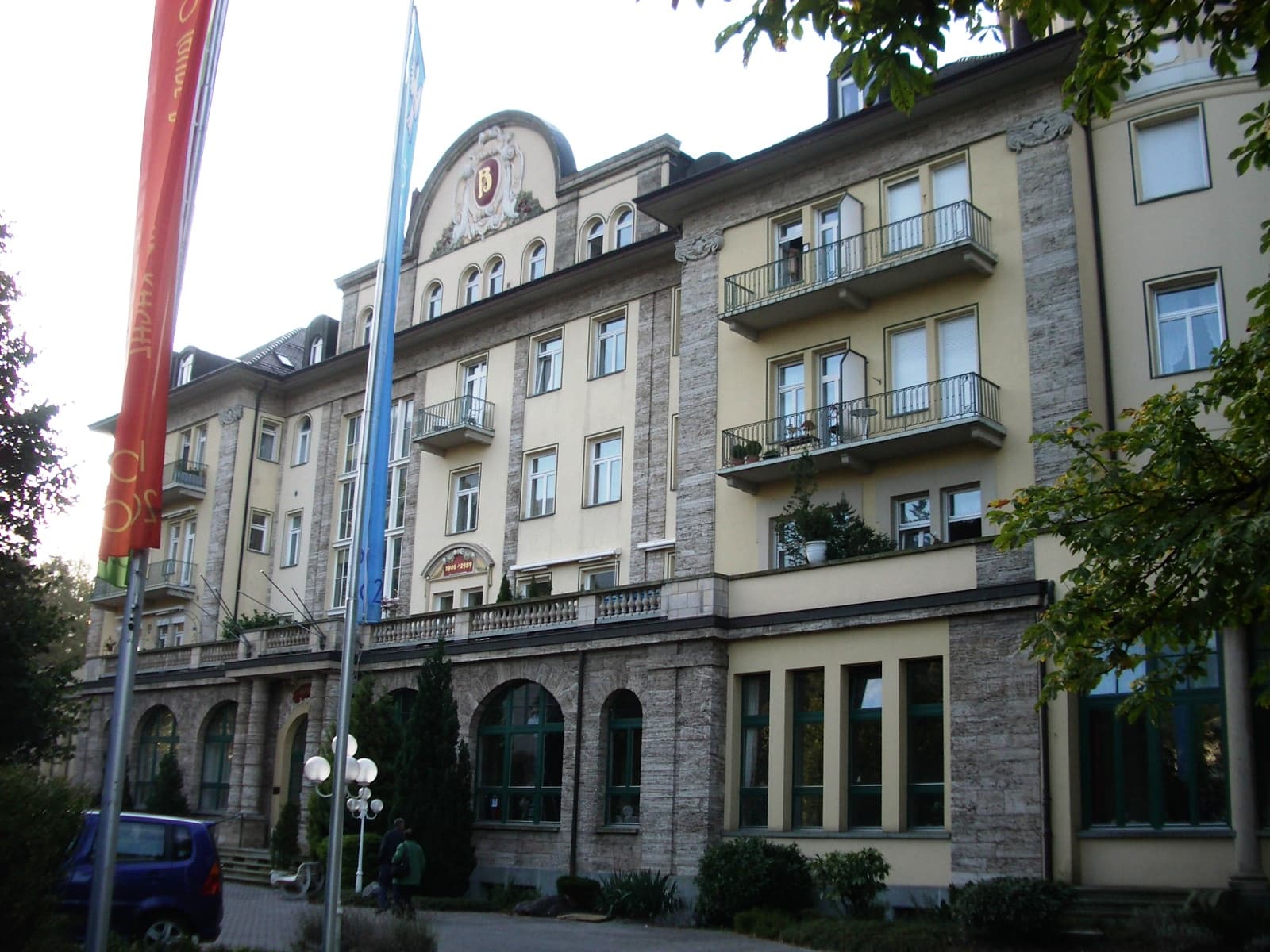 Hotel Bristol (via Wikimedia Commons, CC BY-SA 3.0)