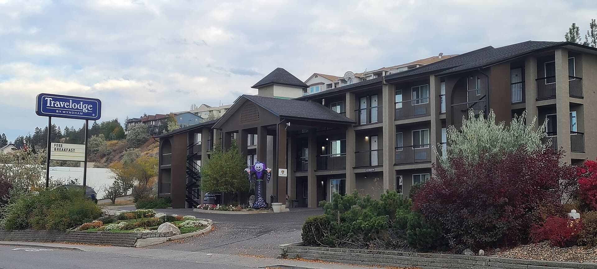 Travelodge by Wyndham Kamloops Mountview (via Wikimedia Commons, CC BY-SA 3.0)