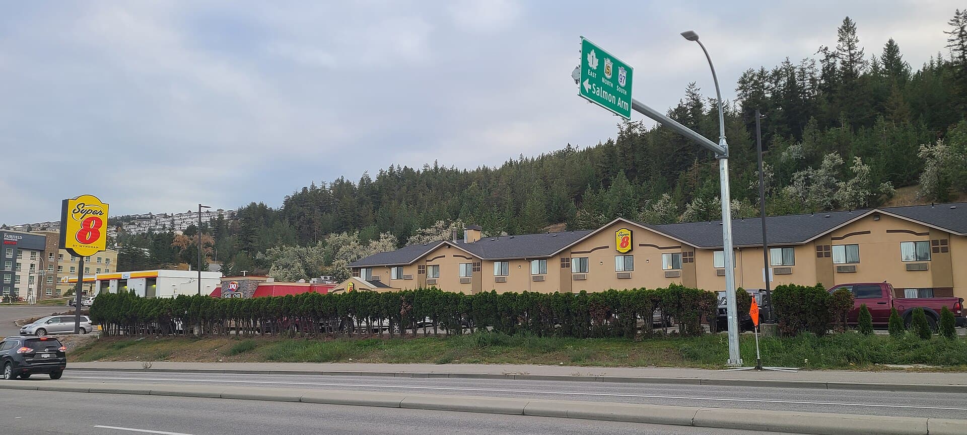 Super 8 by Wyndham Kamloops On The Hill (via Wikimedia Commons, CC BY-SA 3.0)