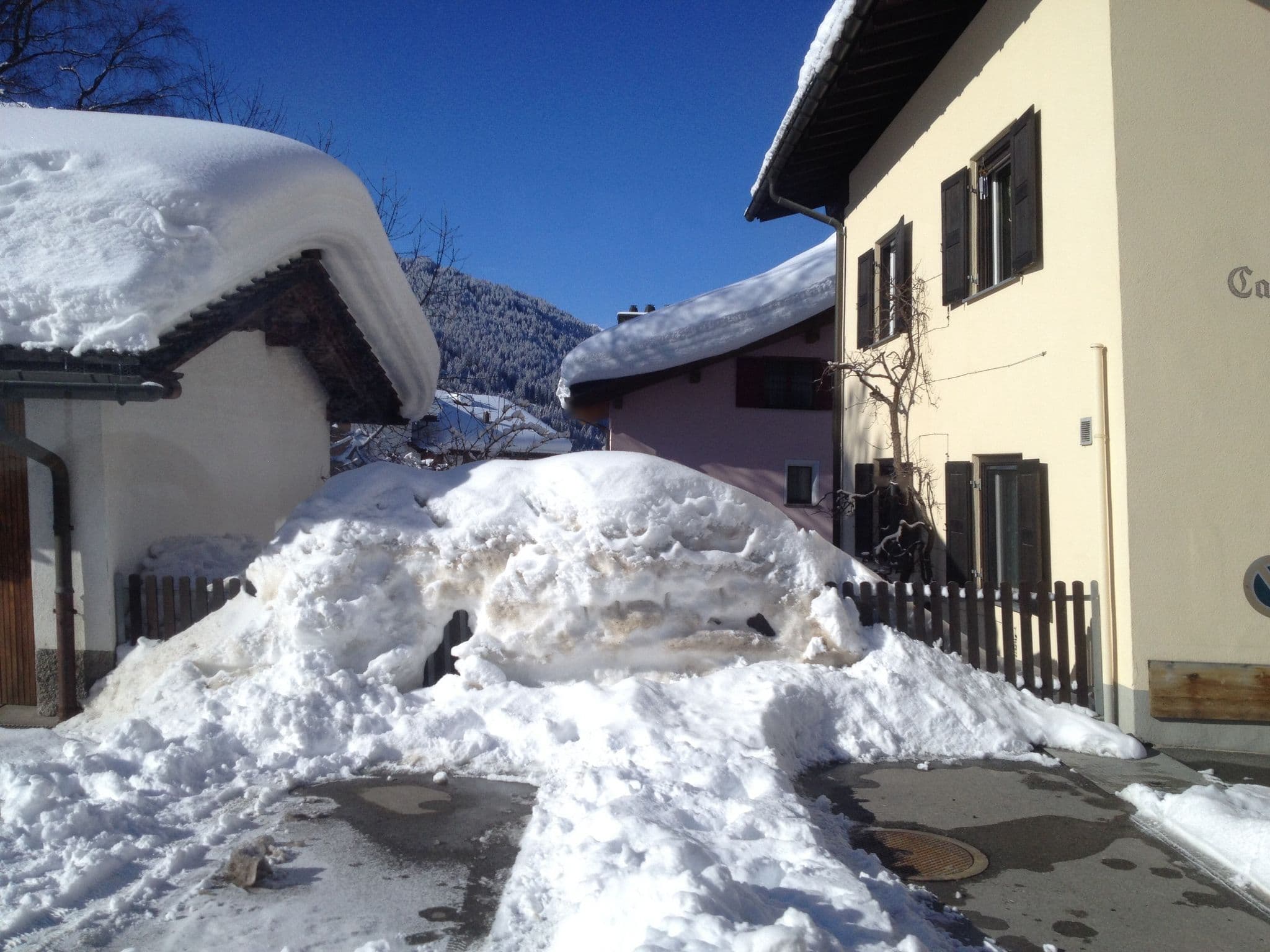 Street view near Peretti, Klosters Serneus — © elgaard (CC BY-SA · Mapillary)