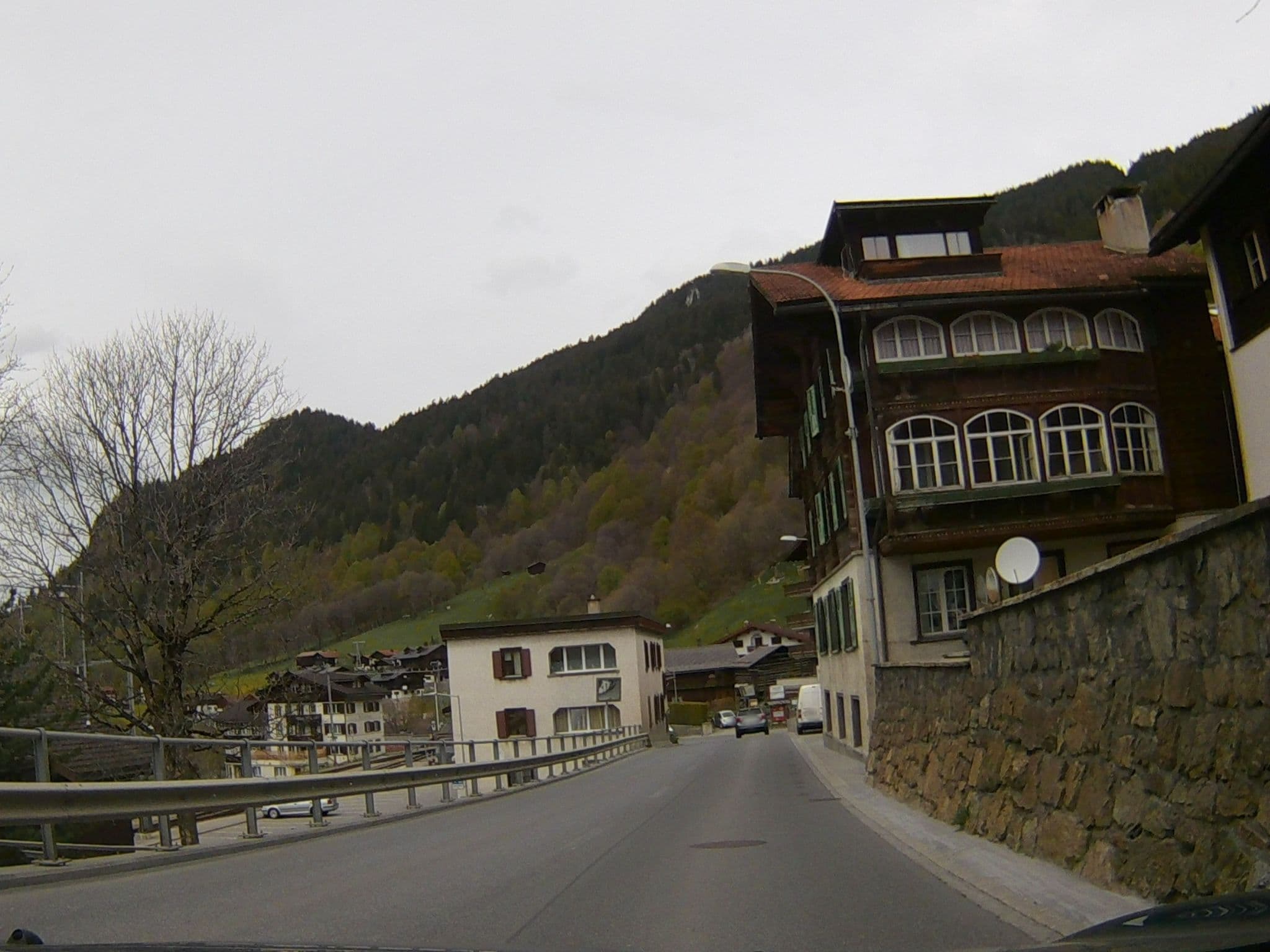 Street view near Ferienheim Schweizerhaus, Klosters Serneus — © oferi (CC BY-SA · Mapillary)