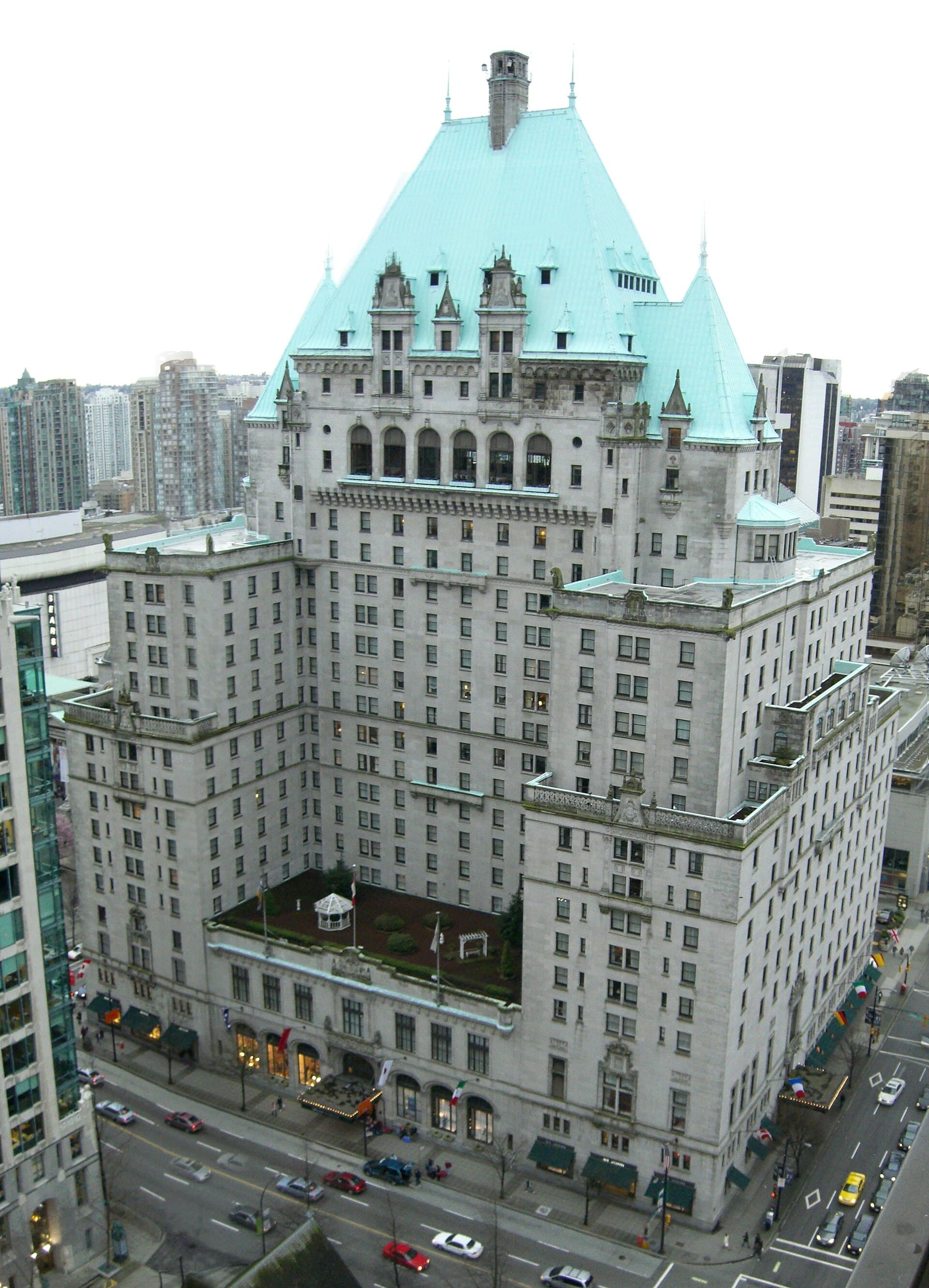Fairmont Hotel Vancouver (via Wikimedia Commons, CC BY 2.5)