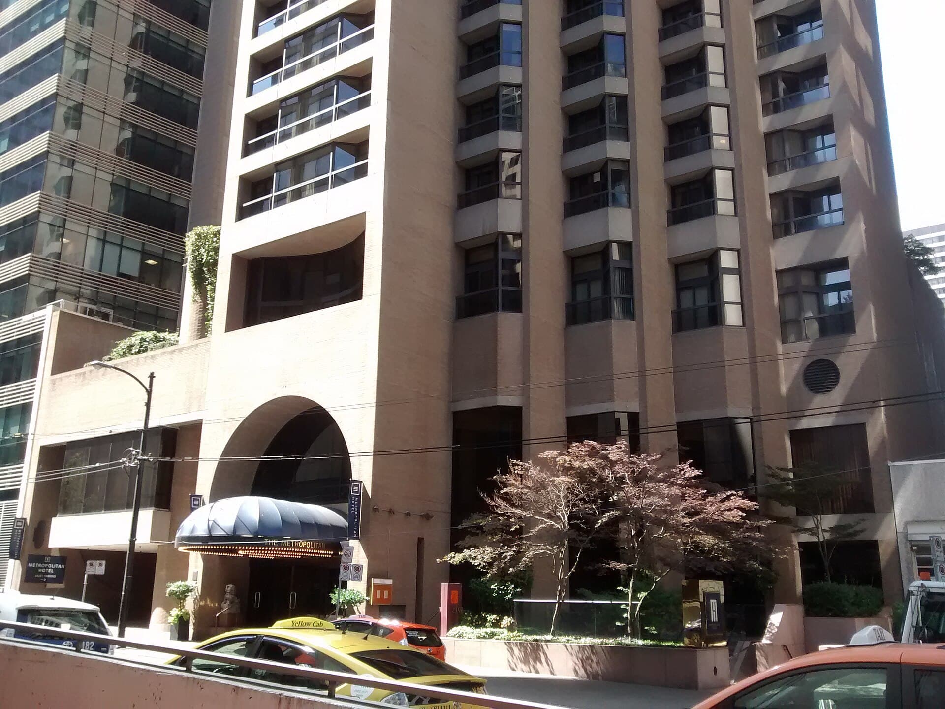 Metropolitan Hotel Vancouver (via Wikimedia Commons, CC0)