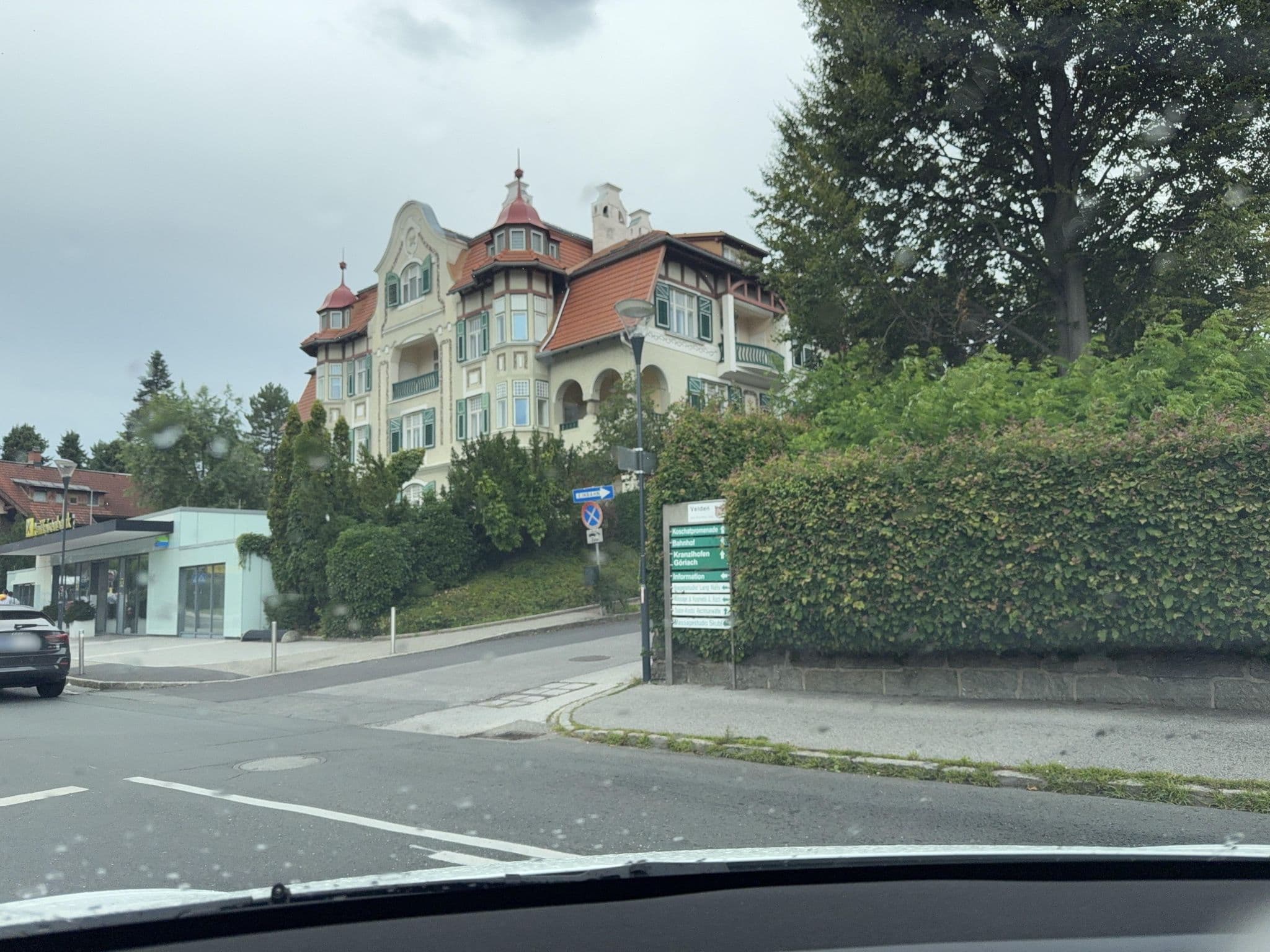 Street view near Hotel Mösslacherhaus, Velden am Wörther See — © ottor (CC BY-SA · Mapillary)
