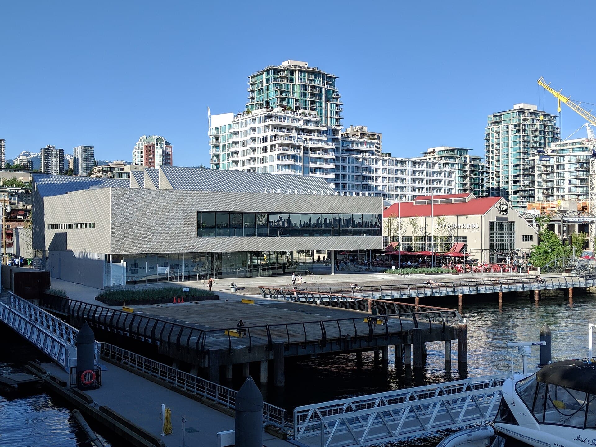 Pinnacle Hotel at the Pier (via Wikimedia Commons, CC BY-SA 4.0)