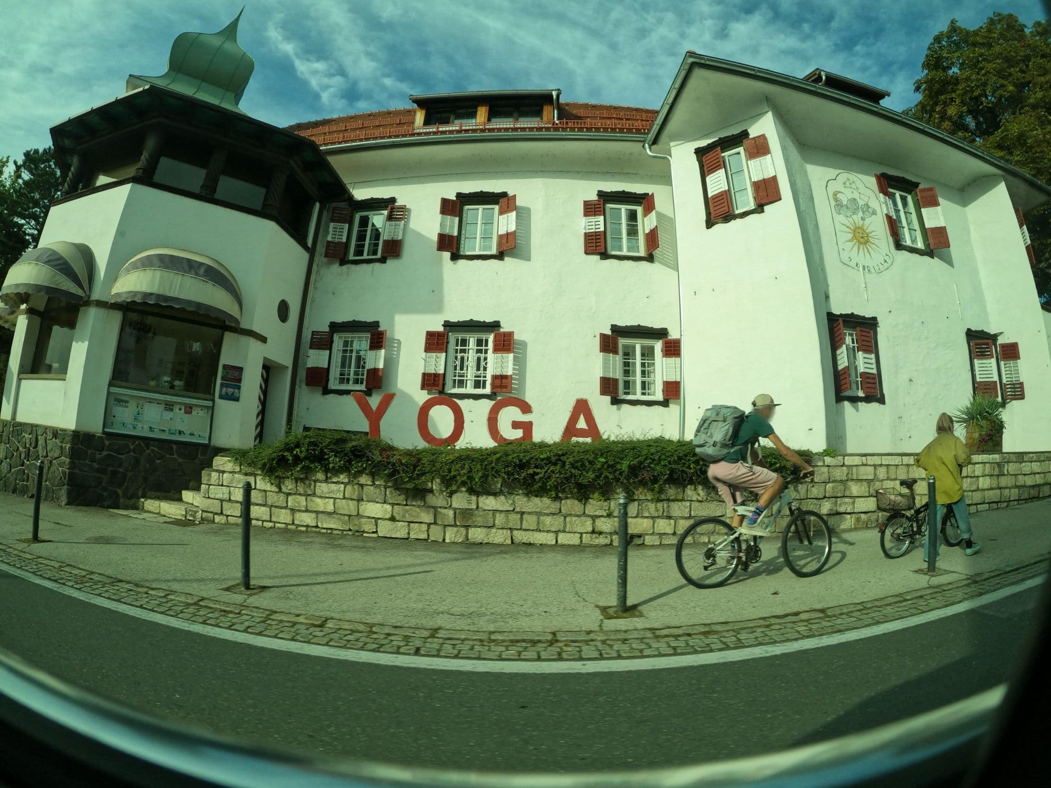 Street view near Hotel Schloss Leonstain am Wörthersee, Pörtschach am Wörthersee — © erias (CC BY-SA · Mapillary)